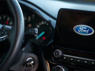 A close up of a steering wheel of a car
