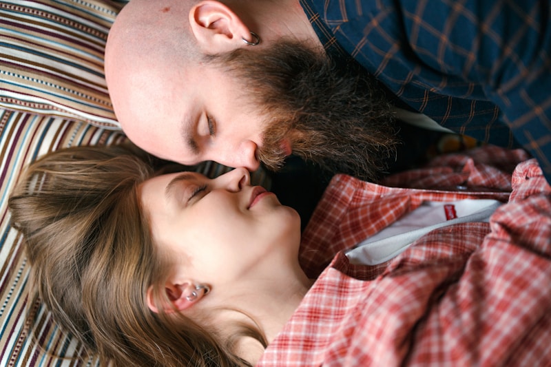 Momento íntimo sobre cama