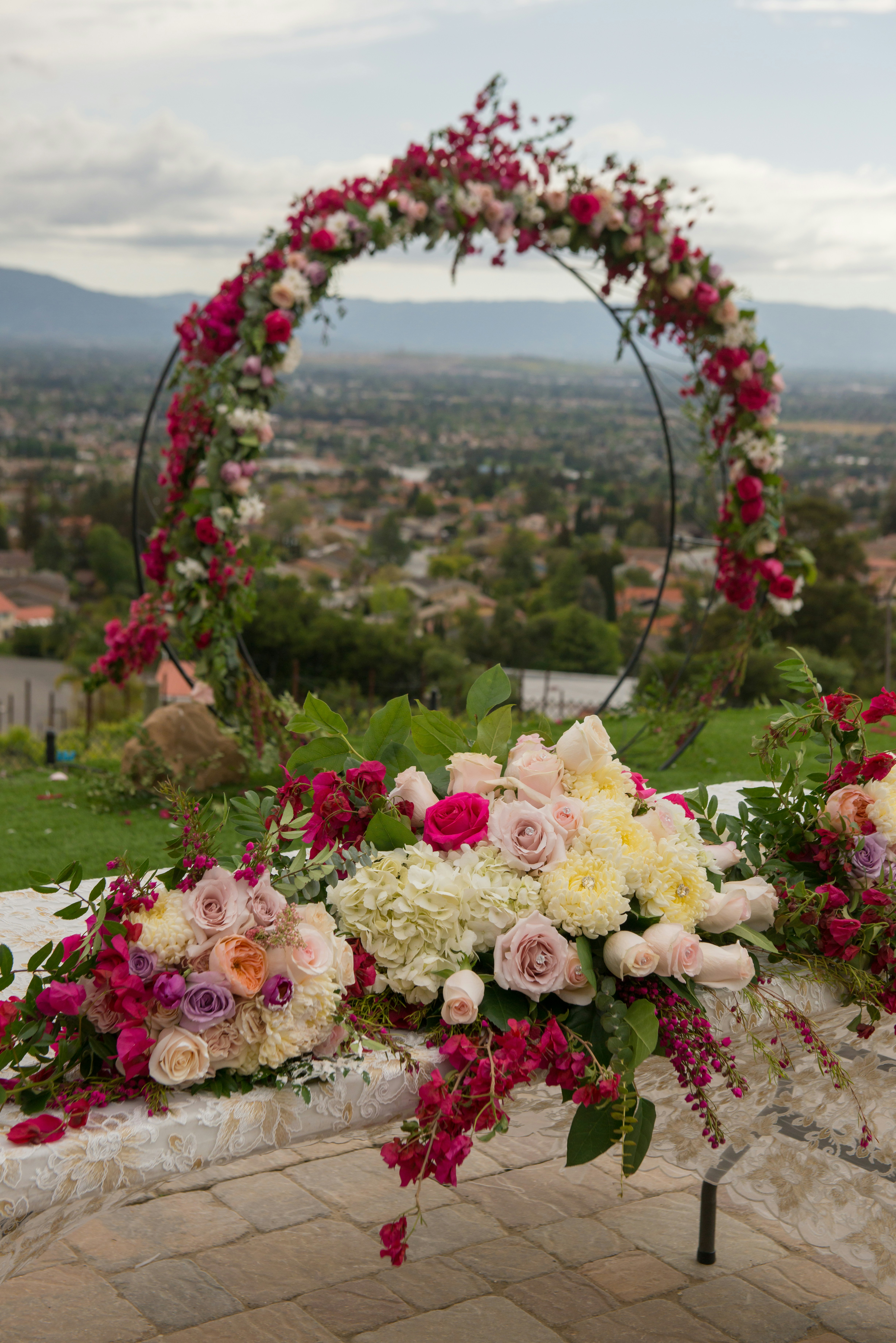 Un arco nupcial decorado con flores y vegetación