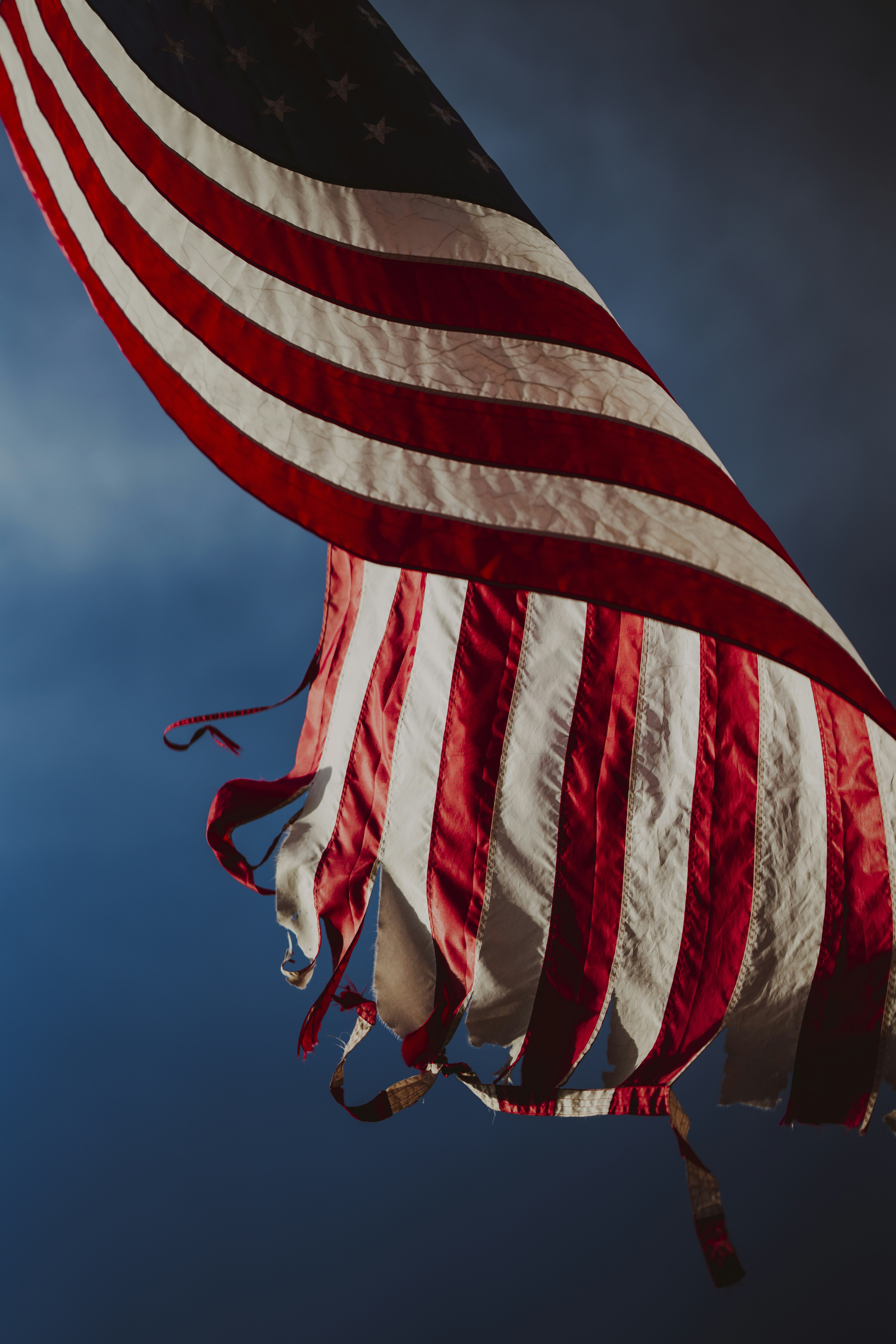 Una grande bandiera americana che sventola nel cielo