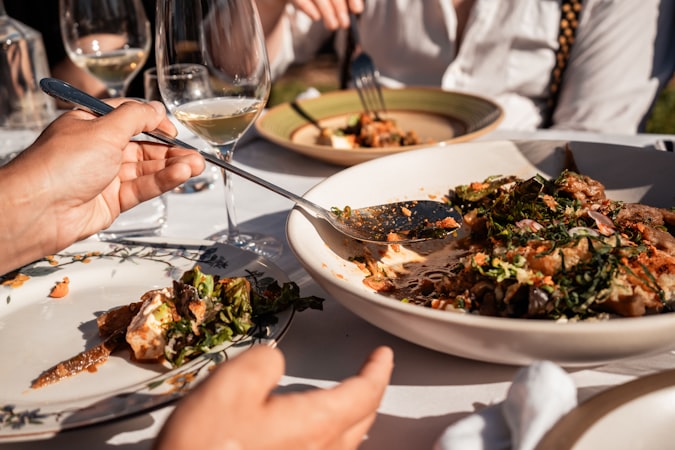Suasana wisata gastronomi farm-to-table, menyantap hidangan bersama di meja panjang alam terbuka