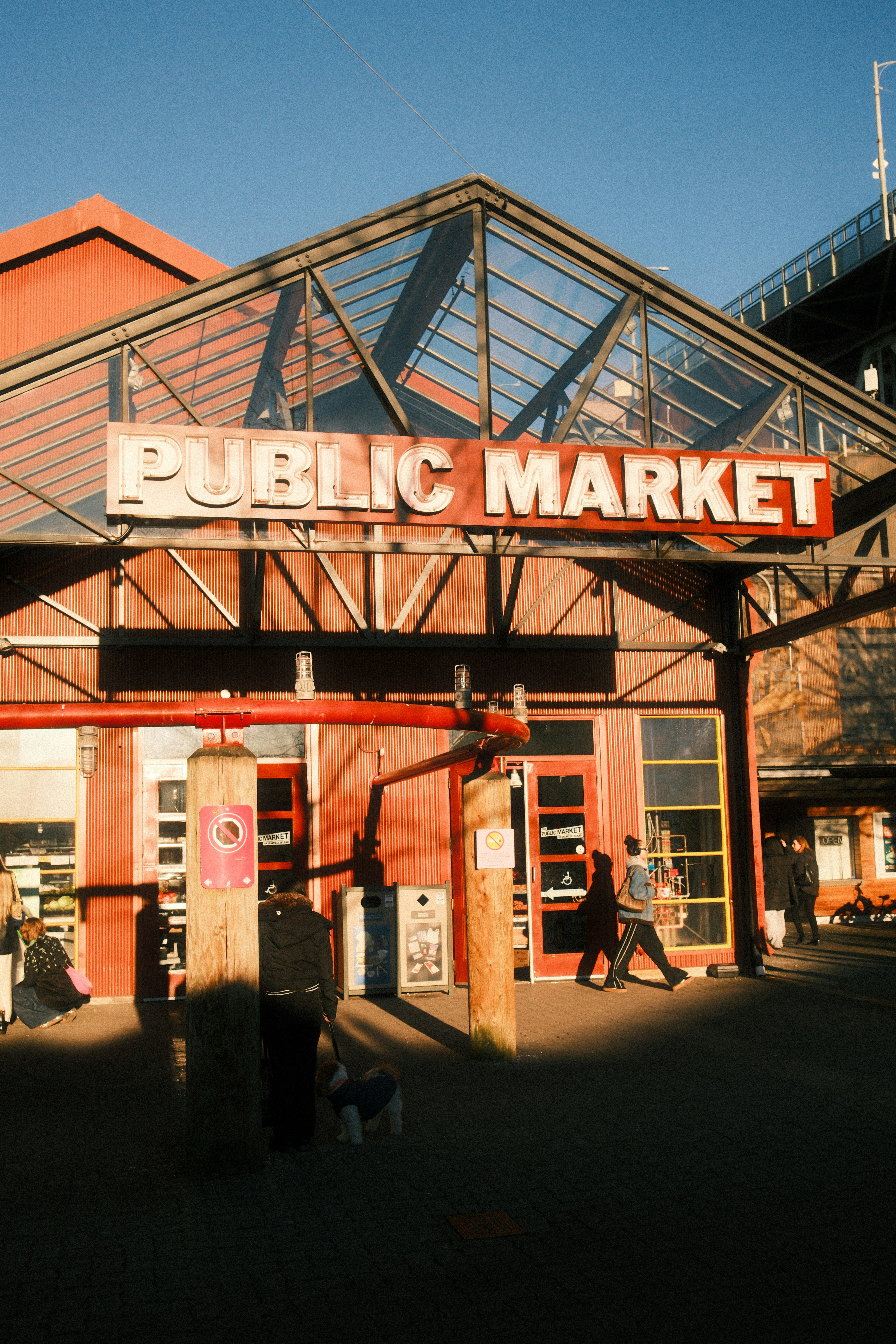 Ein öffentlicher Markt, vor dem Menschen laufen