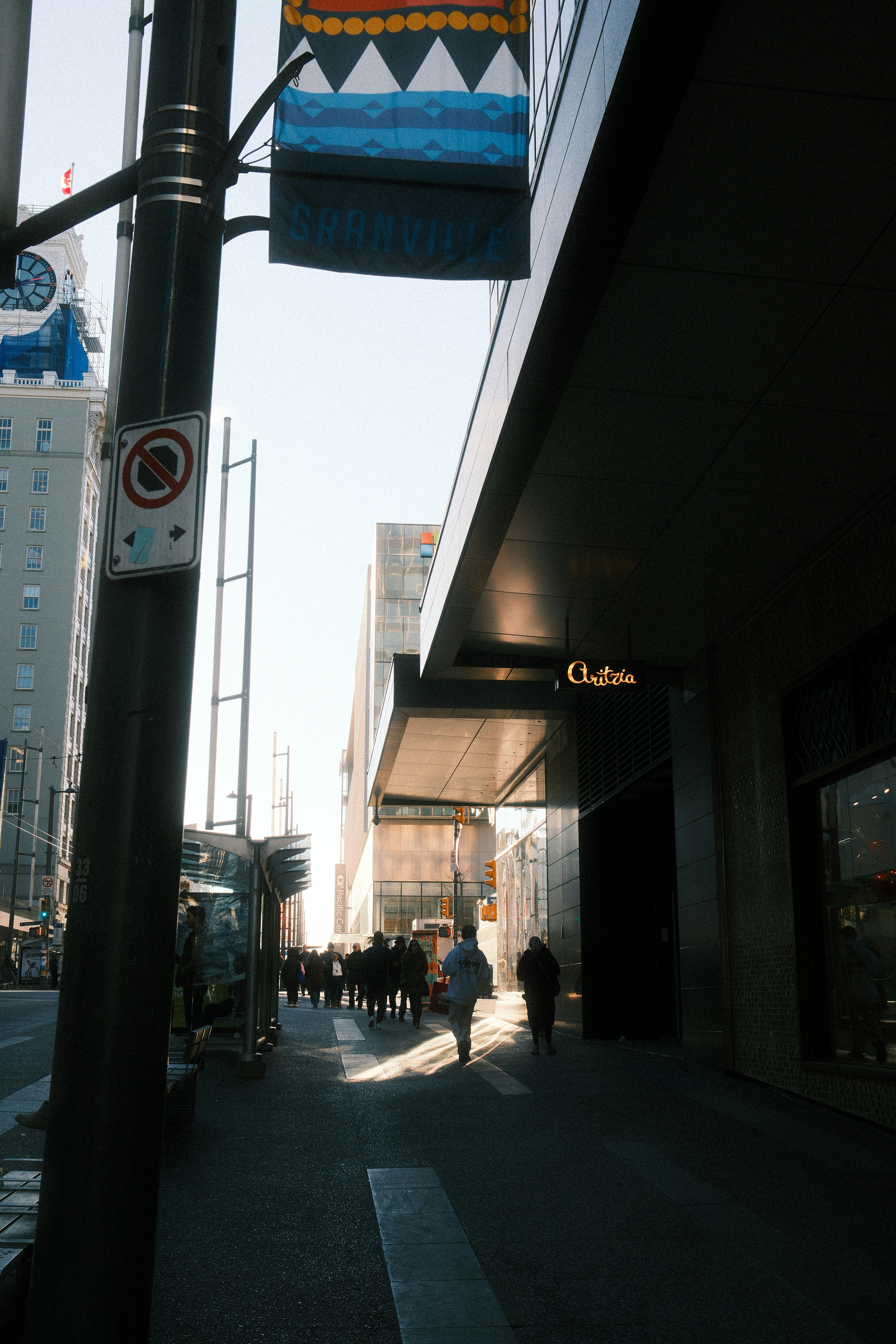 Ein Straßenschild an einem Pfahl auf einer Straße in der Stadt