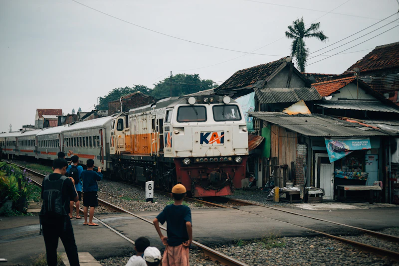 Rombongan penumpang bersiap naik kereta saat sewa kereta wisata untuk gathering