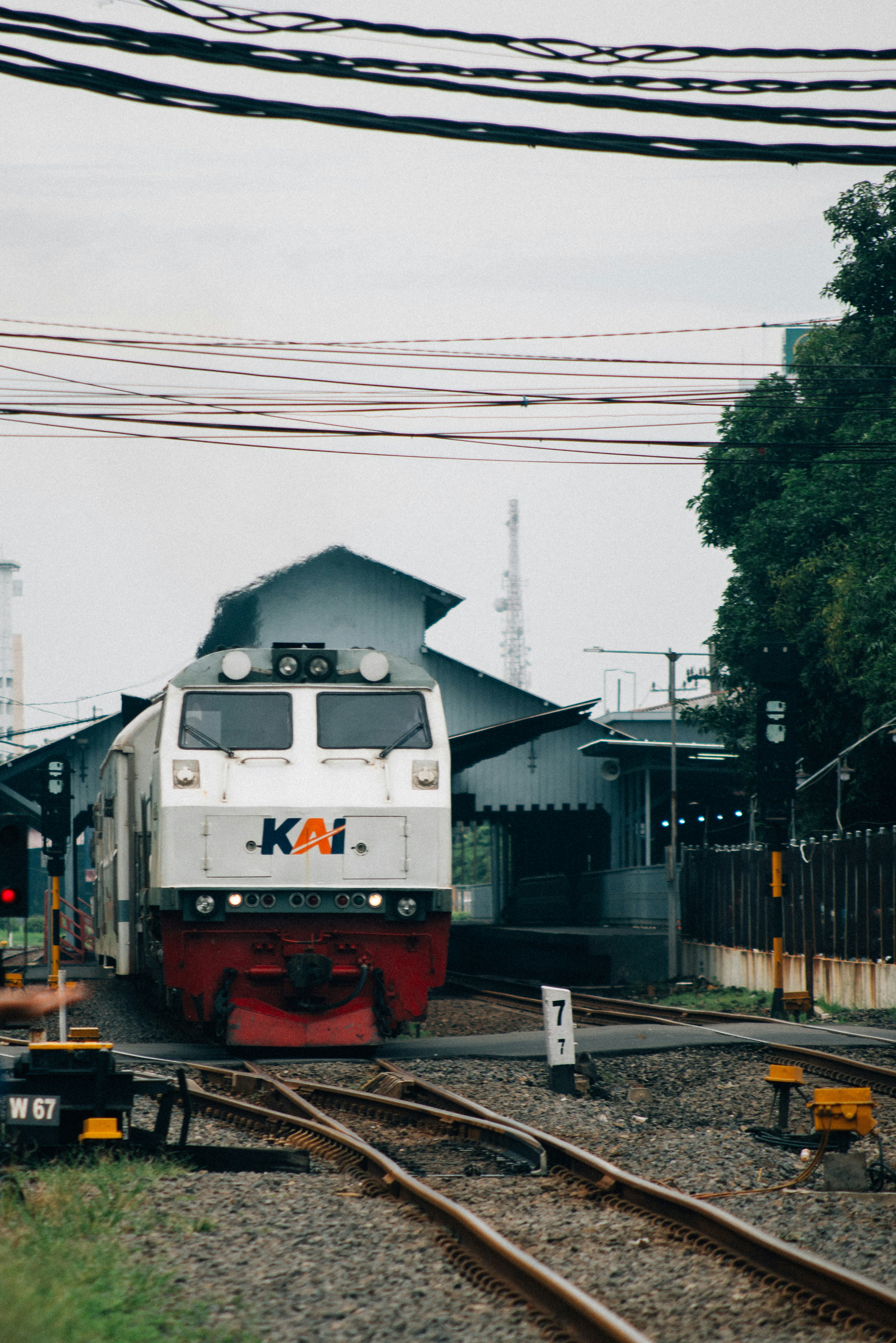 A train traveling down train tracks next to a building