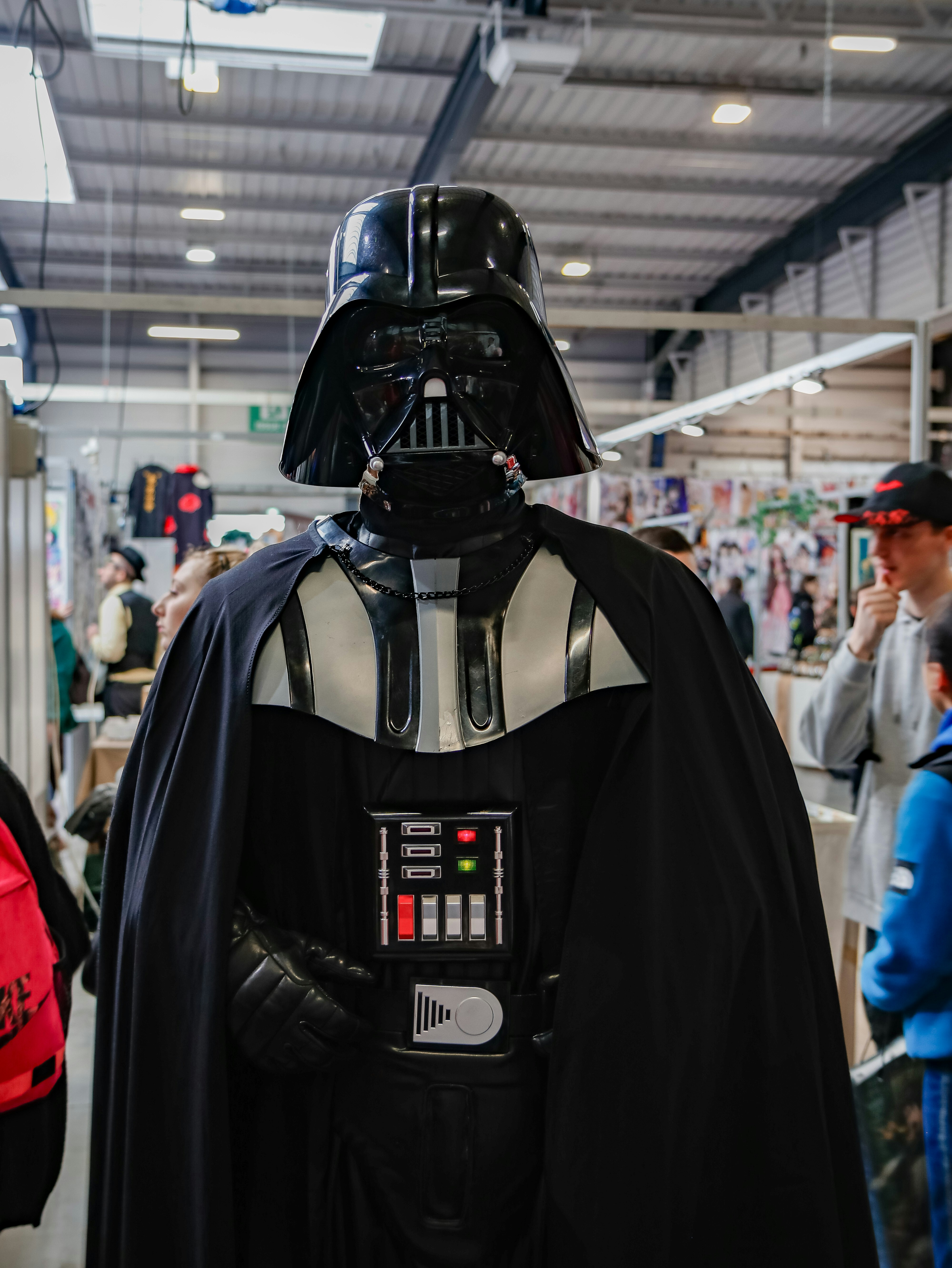 Kostum darth vader dipajang di sebuah toko