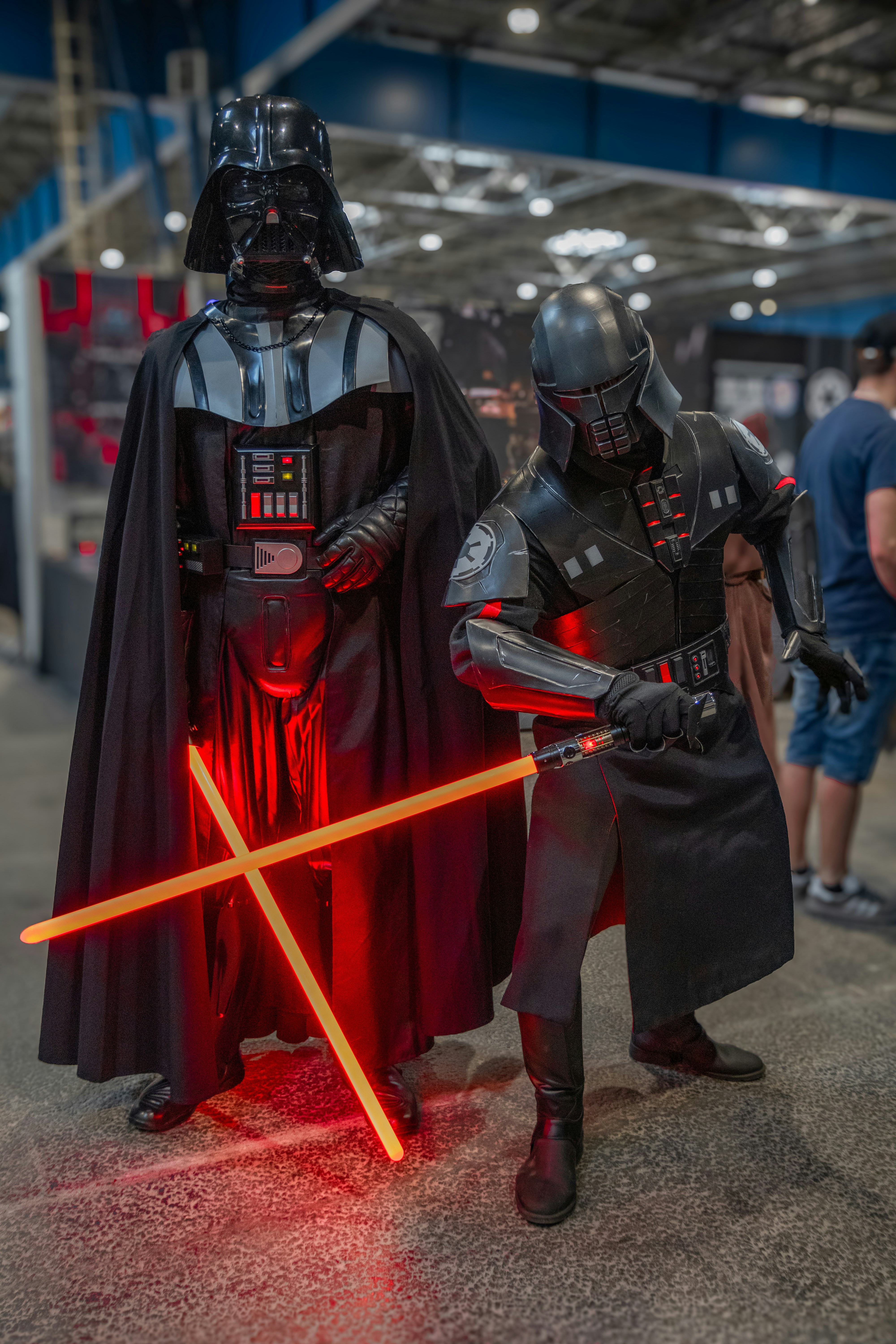 Dua orang berpakaian seperti darth vader dan darth vader