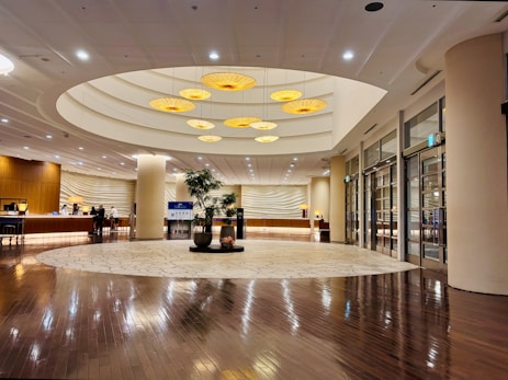 A large room with a lot of tables and chairs