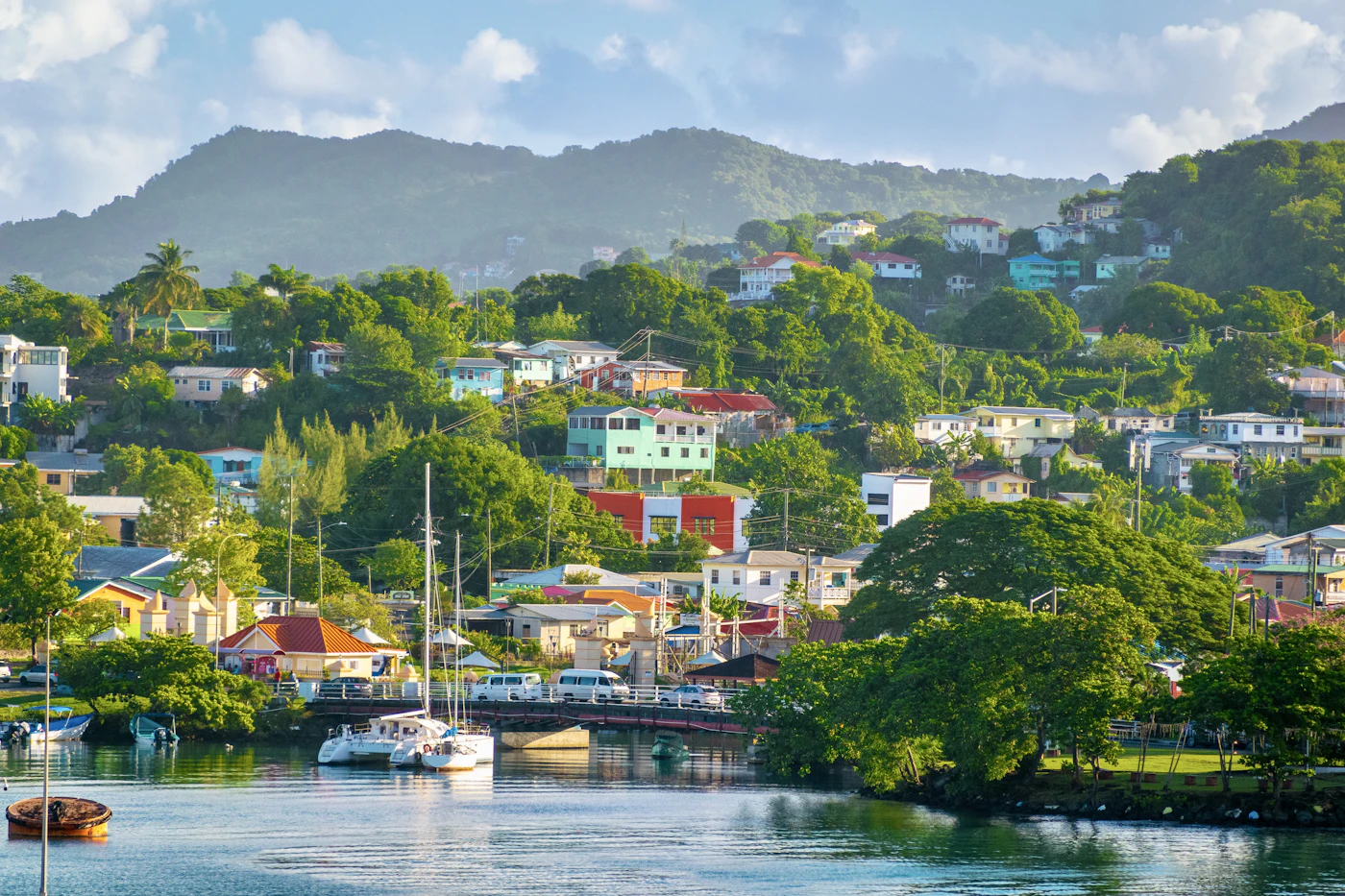 Die beiden Pitons von Saint Lucia erheben sich über der Karibikküste