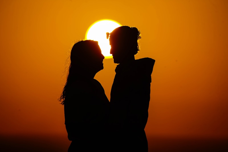 Silueta beso frente al sol