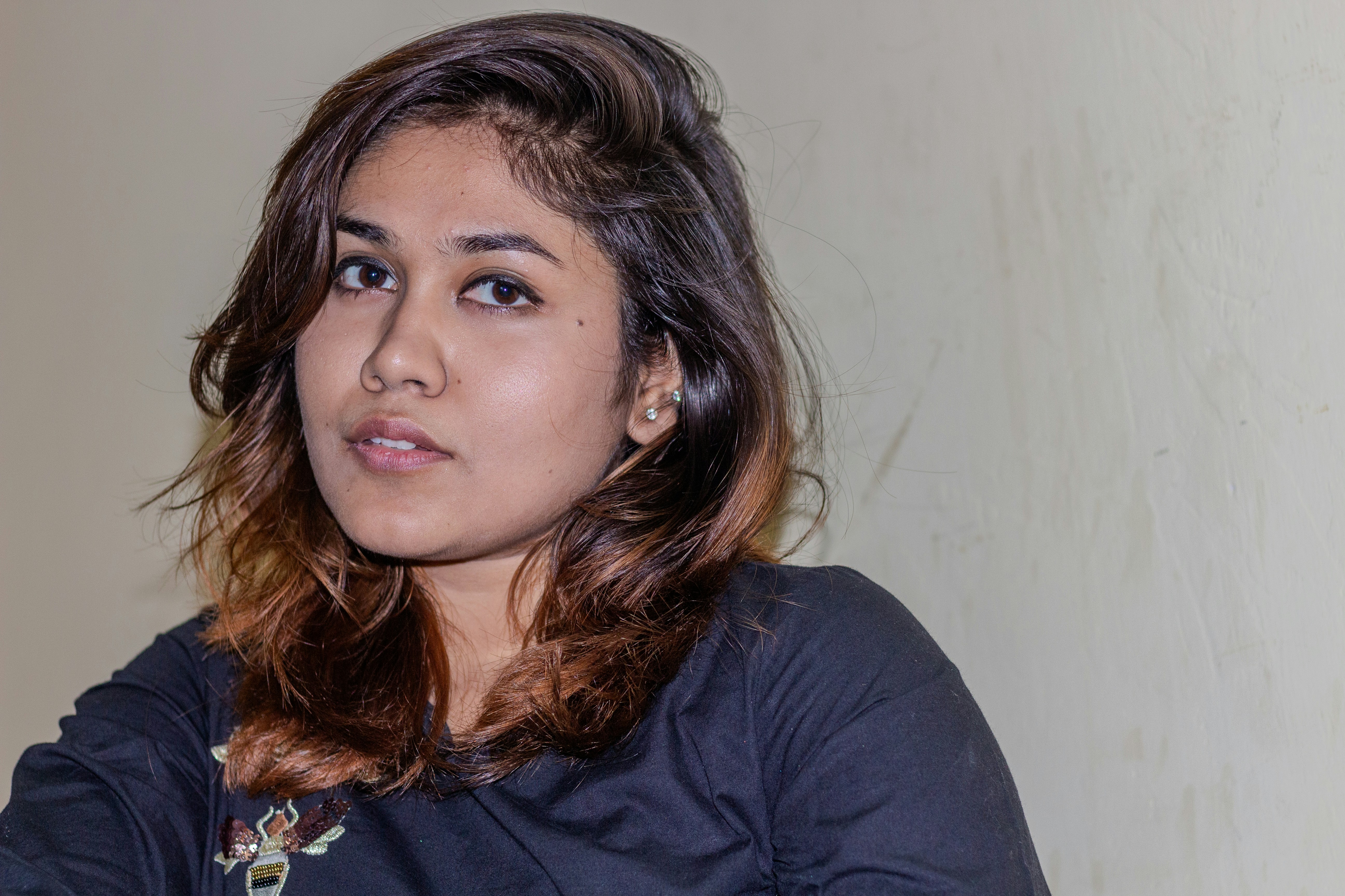 Una donna che tiene in mano un telecomando