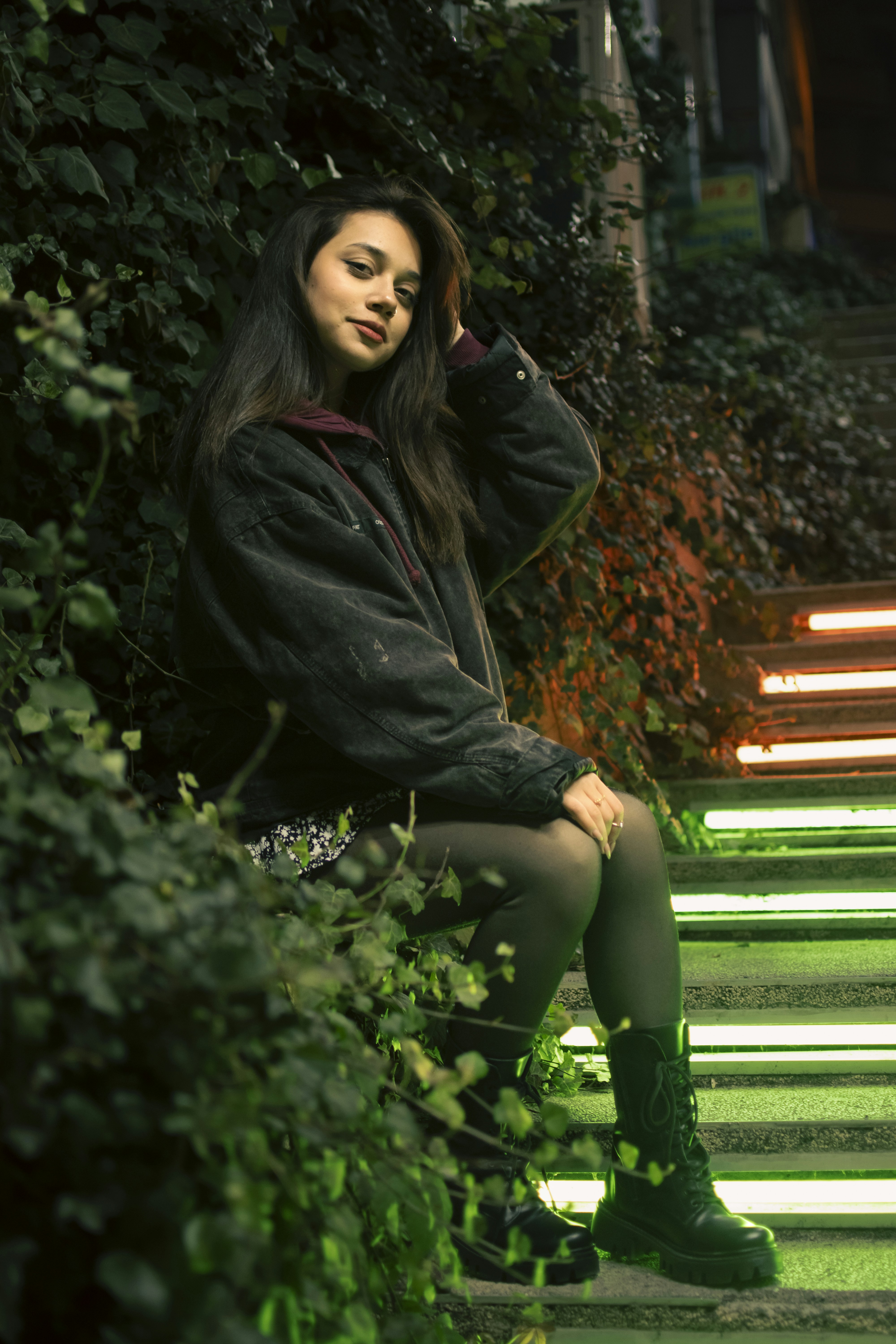 Uma mulher está sentada em um conjunto de escadas