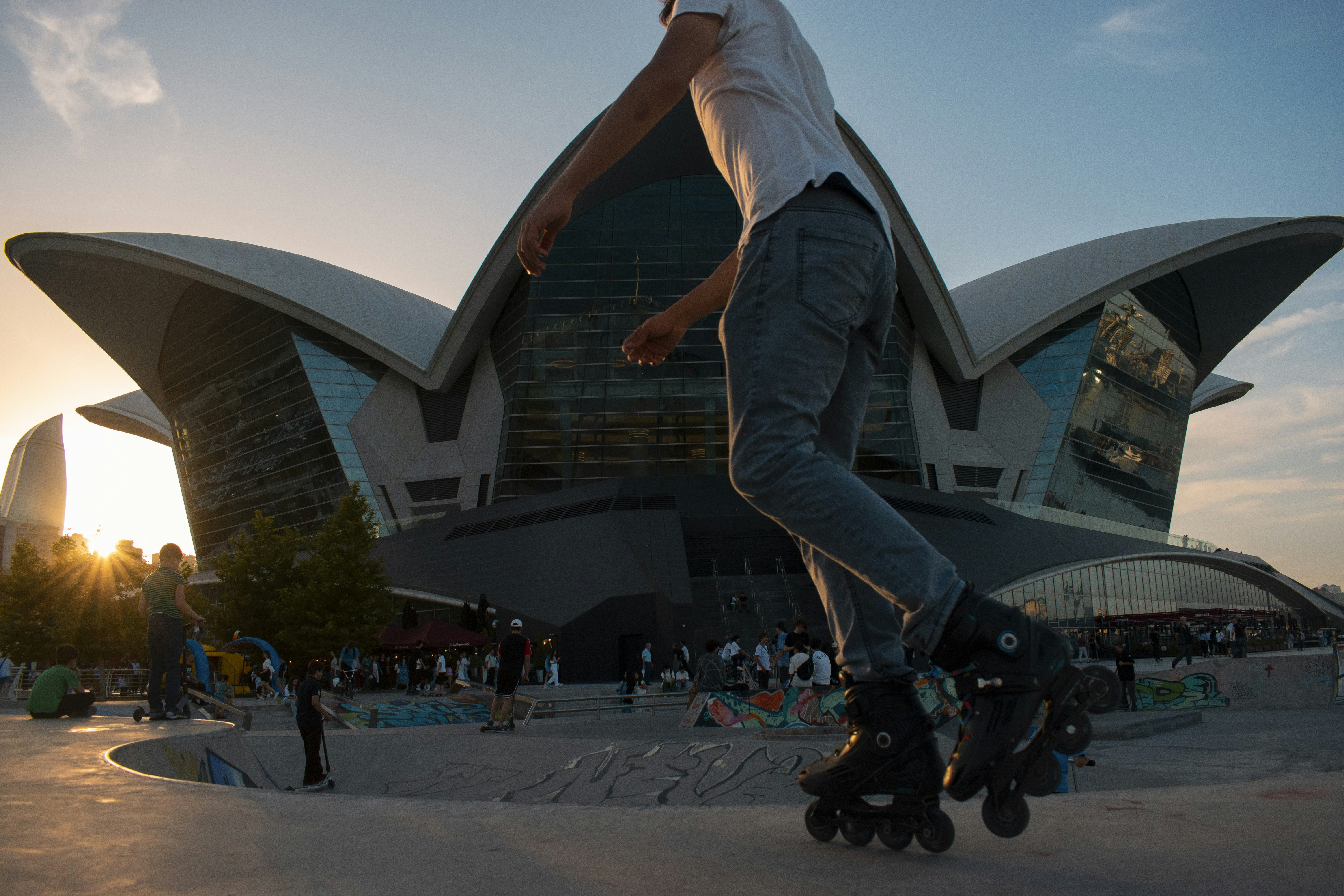 Мужчина катается на скейтборде рядом с большим зданием