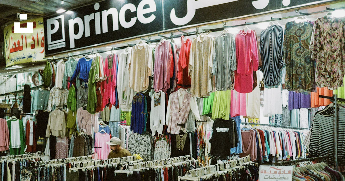 Una tienda de ropa llena de mucha ropa foto – Imagen de Humano gratuita ...