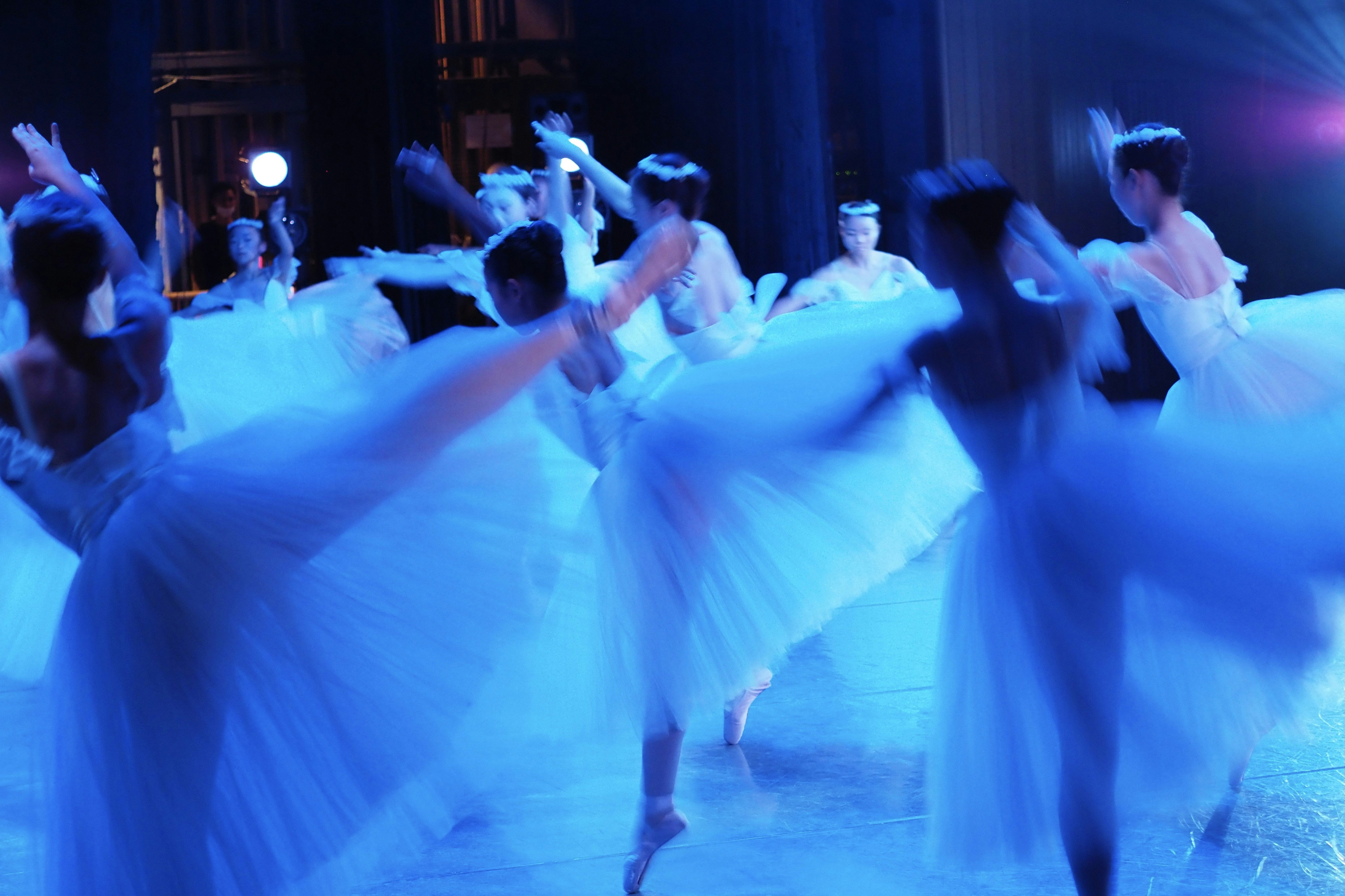 Un groupe de personnes debout dans la neige