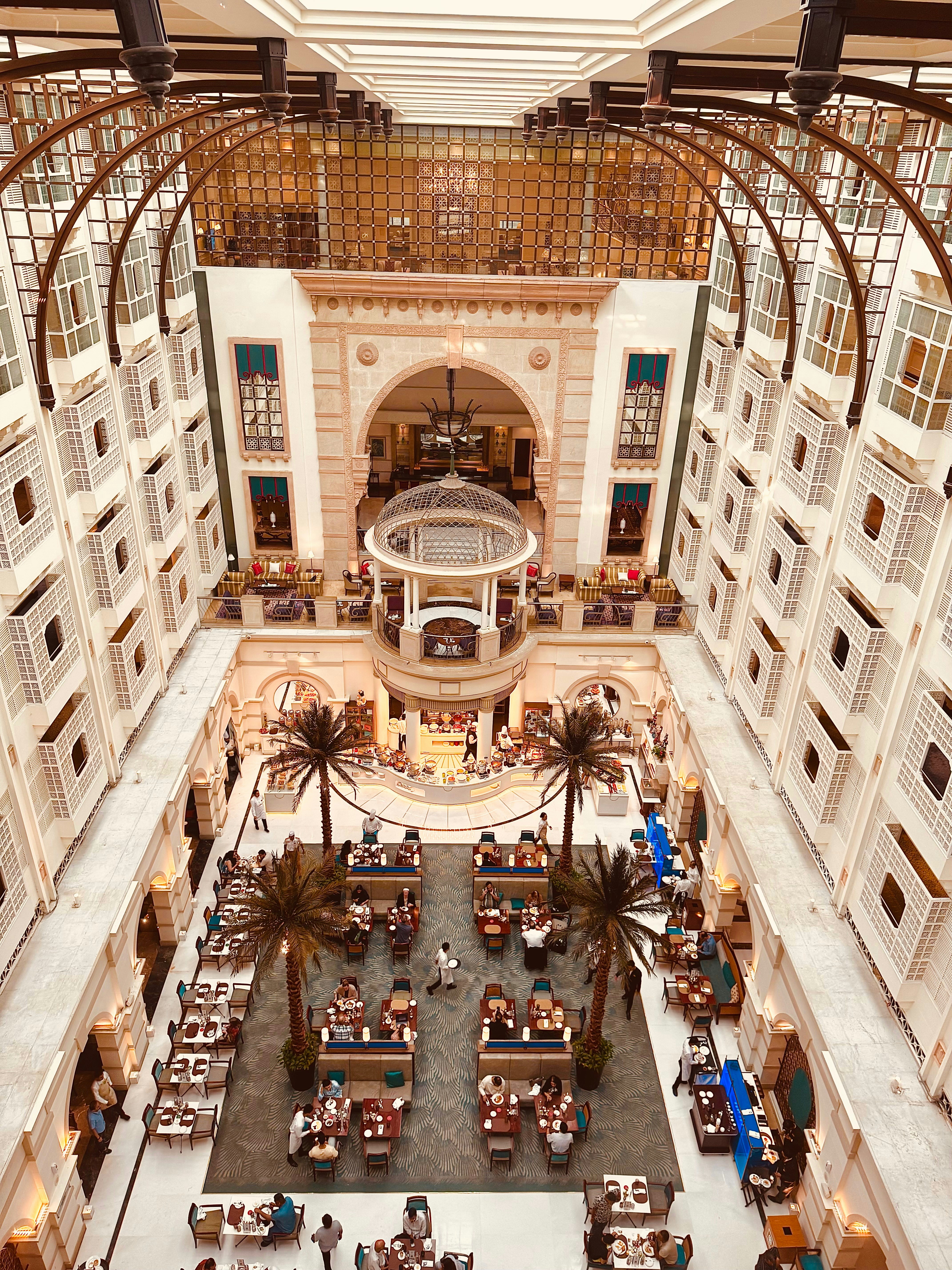Uma vista aérea de um grande edifício com mesas e cadeiras