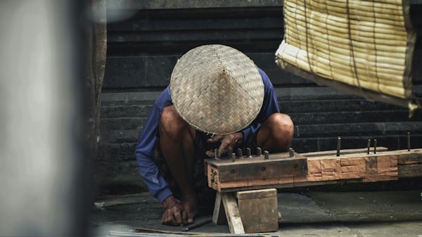 Thợ mộc đội nón lá tỉ mỉ làm từng chi tiết gỗ