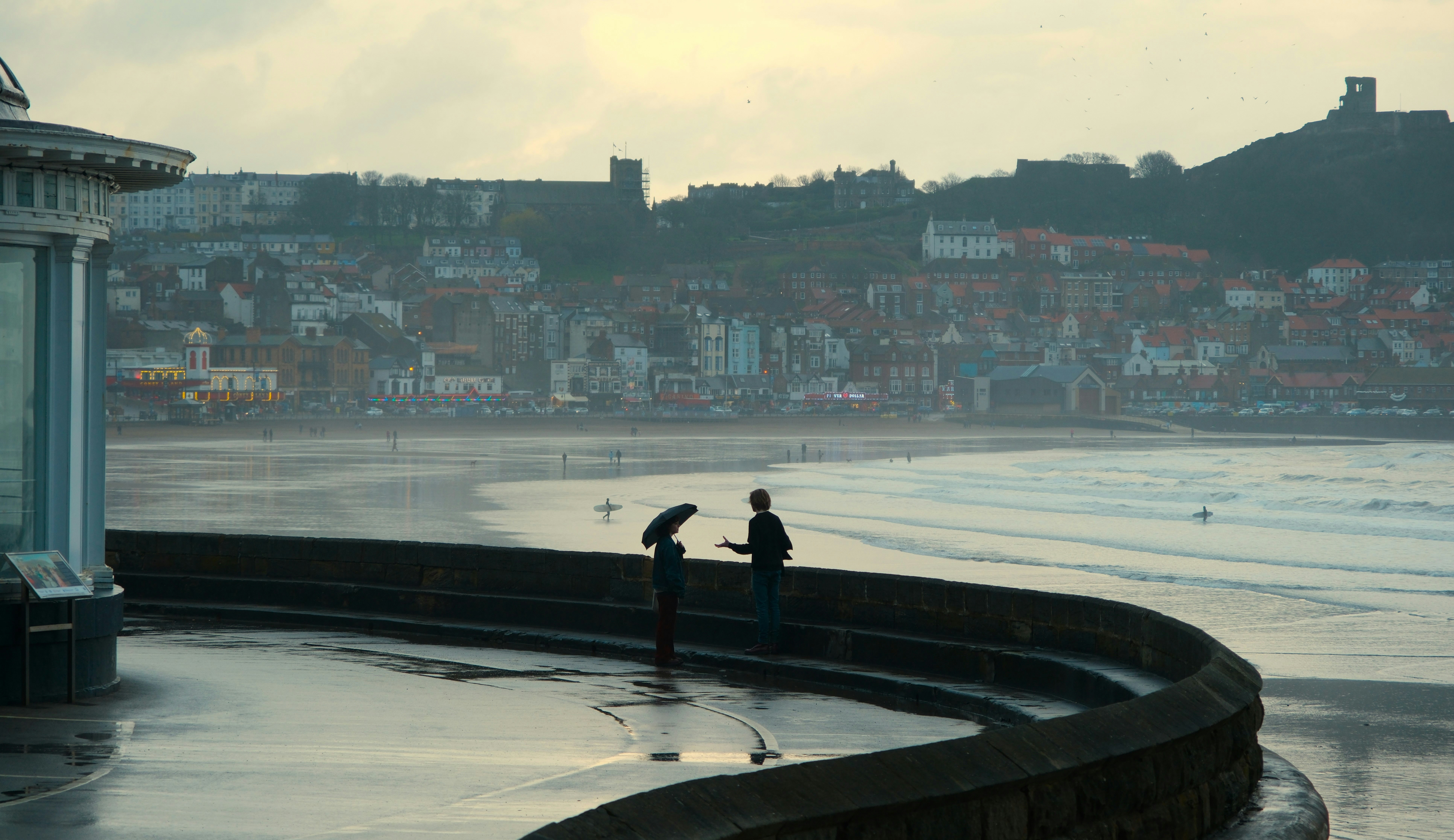 Un paio di persone che stanno in piedi sotto la pioggia
