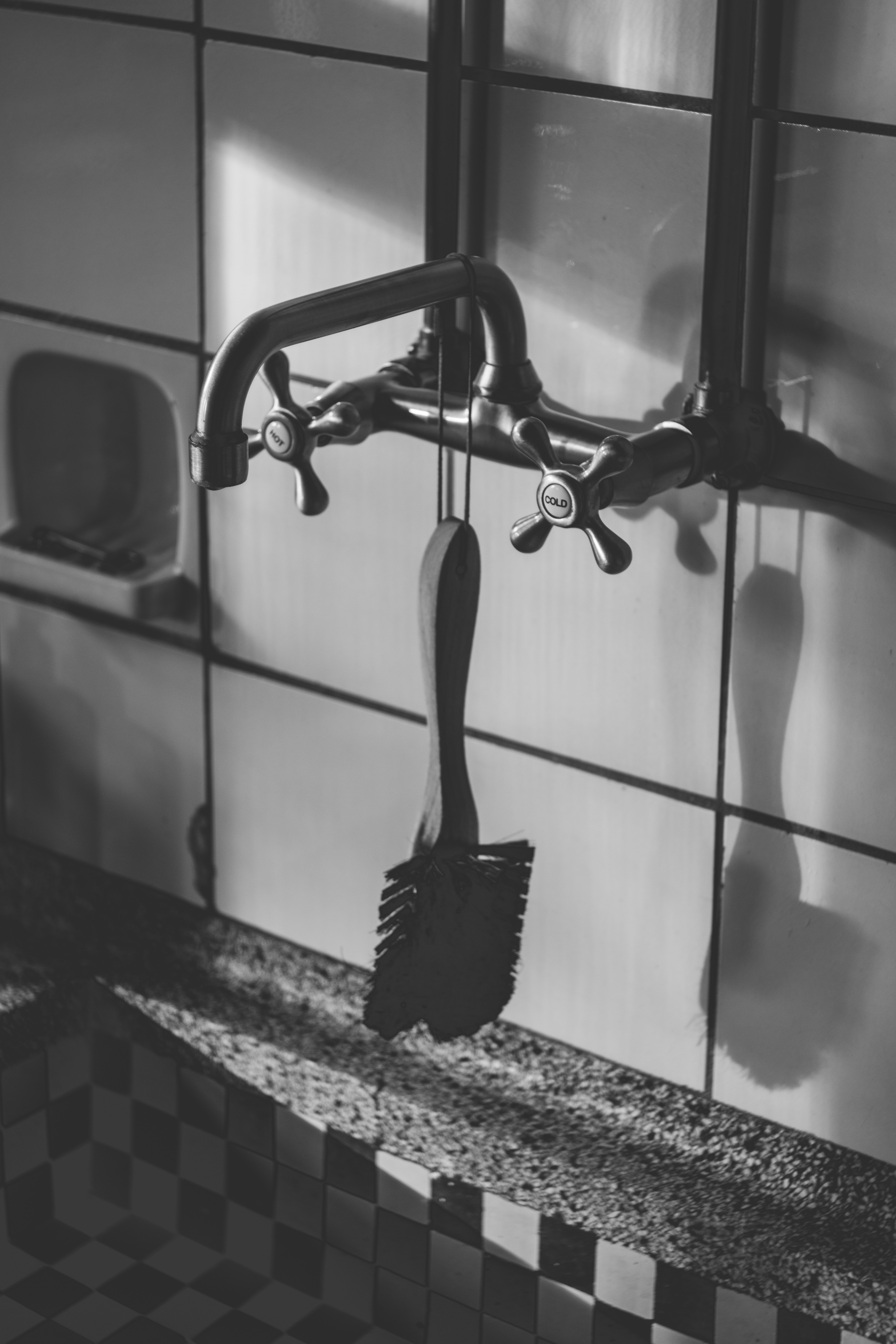 Una foto in bianco e nero di un bagno