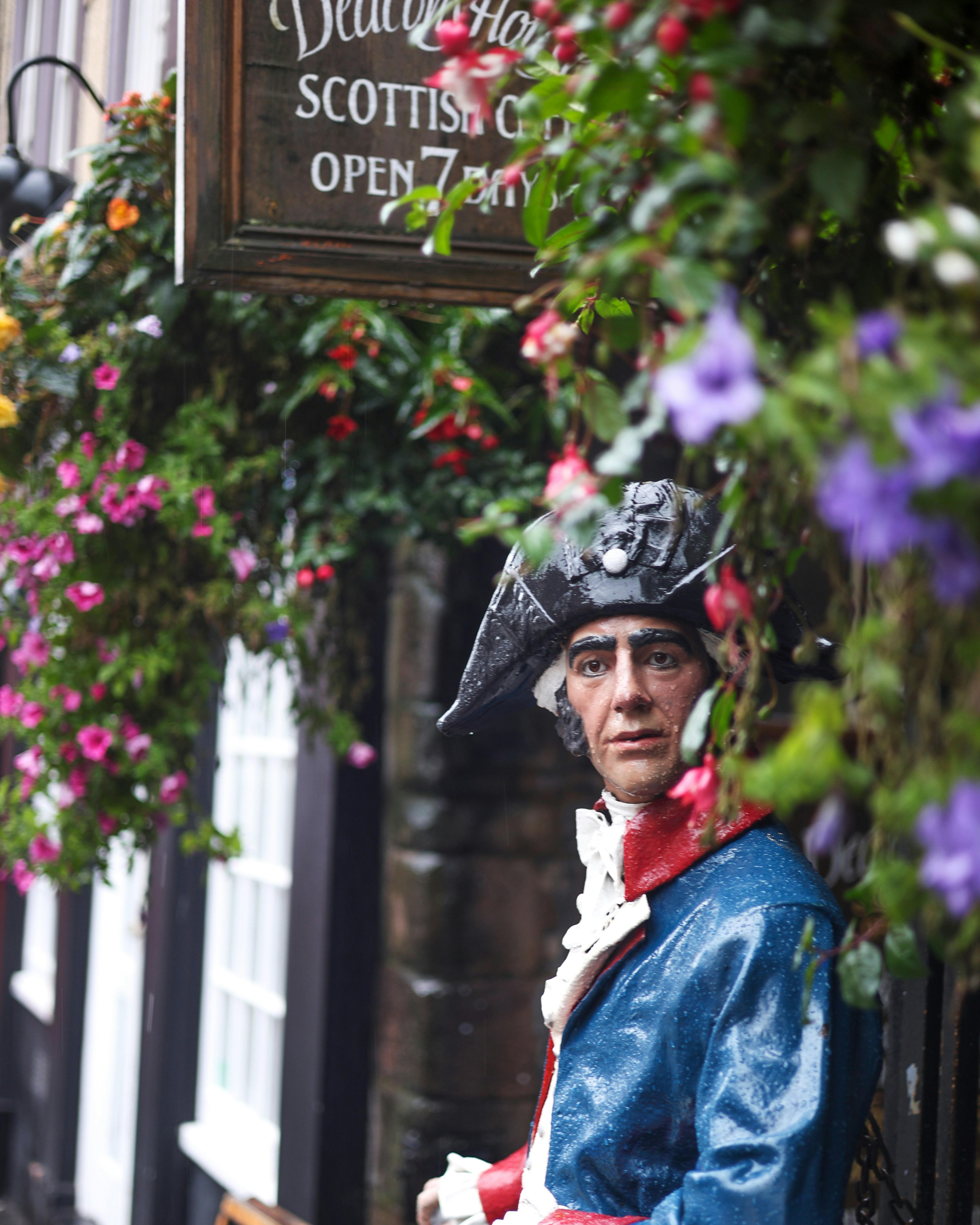 Die Statue eines Mannes in einem Piratenkostüm