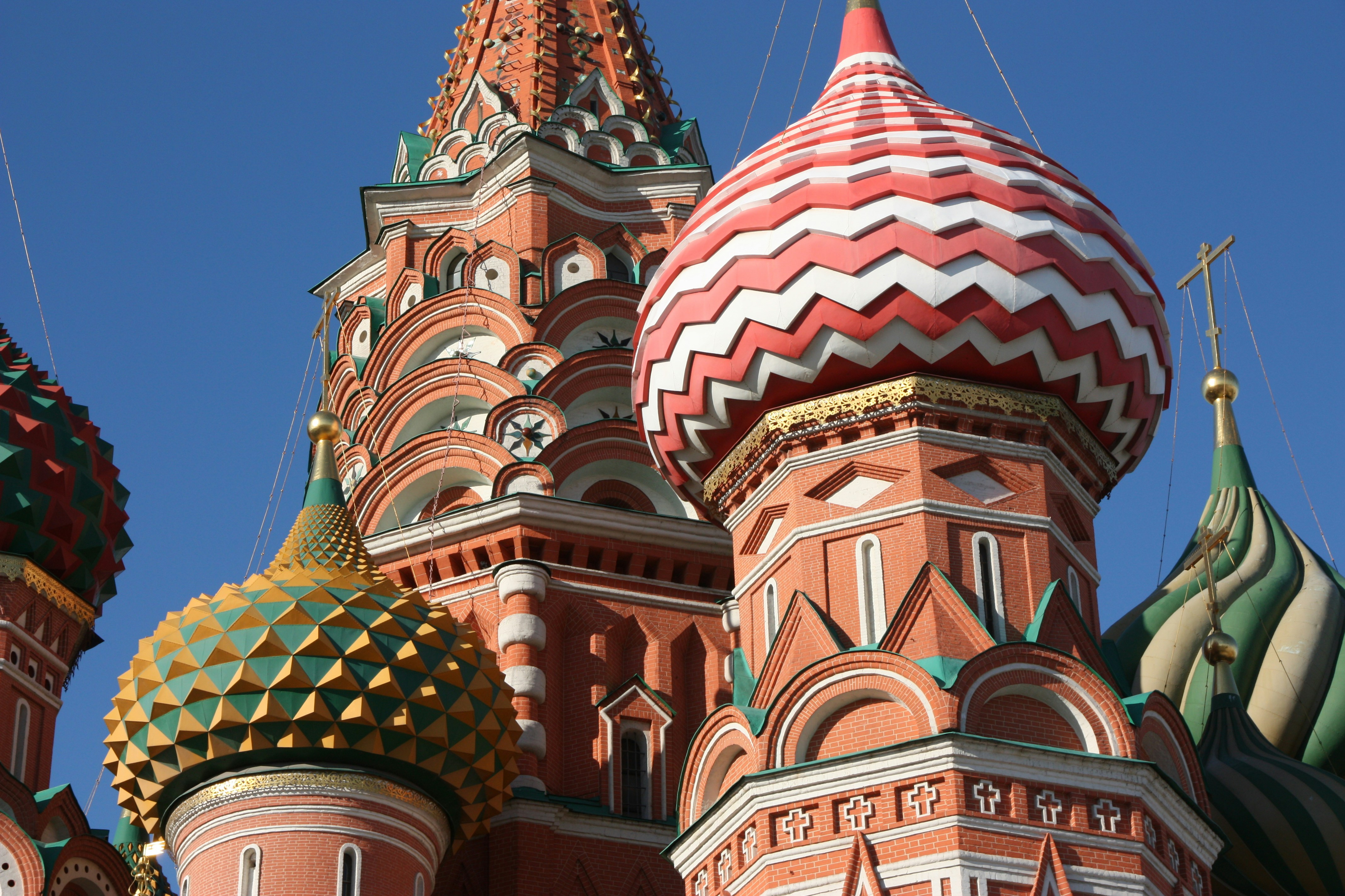 Крупный план здания с множеством куполов