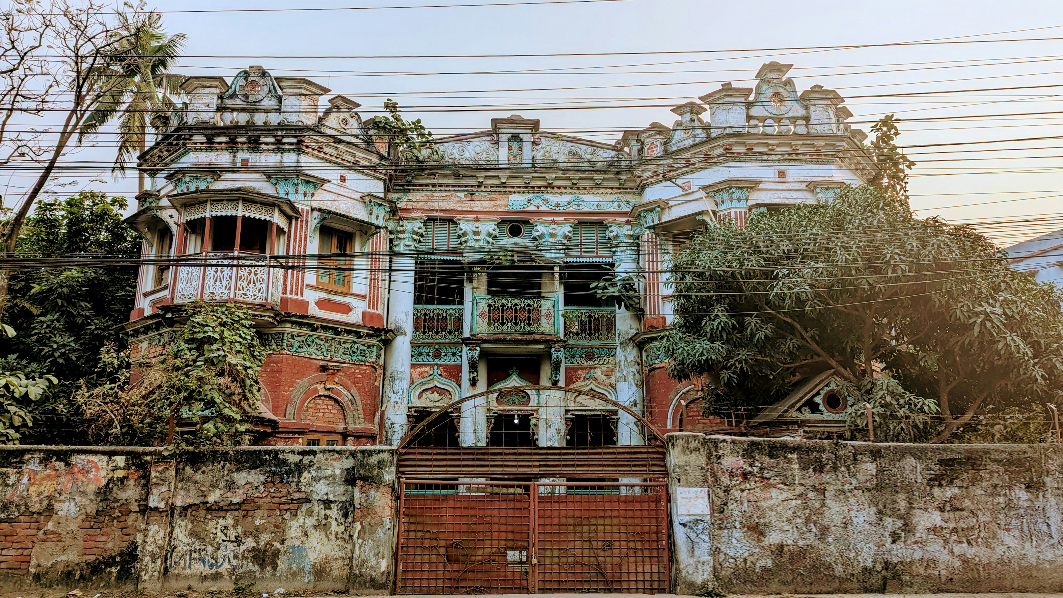 Un edificio antiguo con muchas ventanas y balcones
