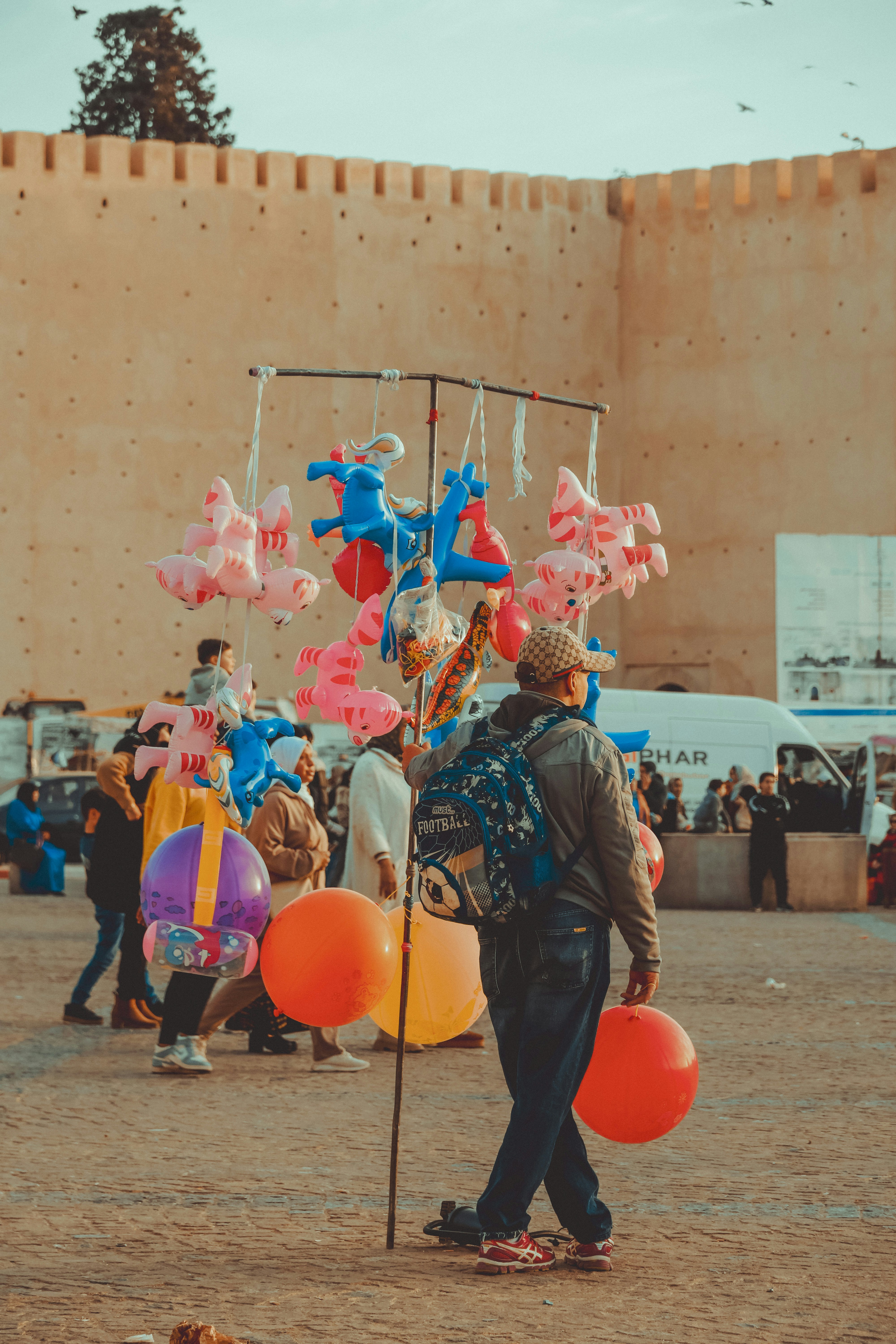 Um grupo de pessoas em pé com balões