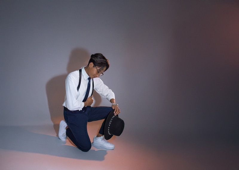 Homme en costume accroupi