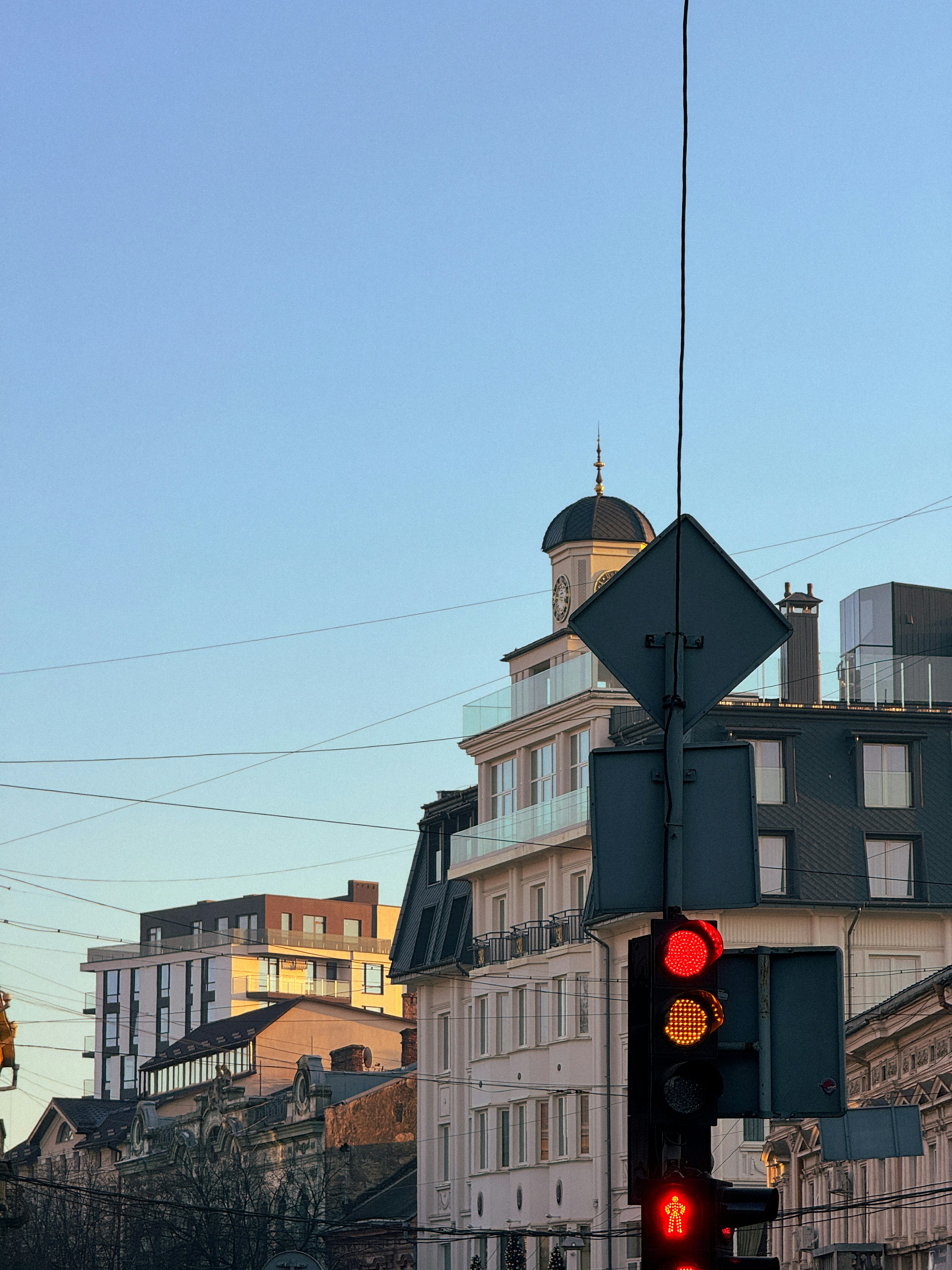 A traffic light on a city street with buildings in the background