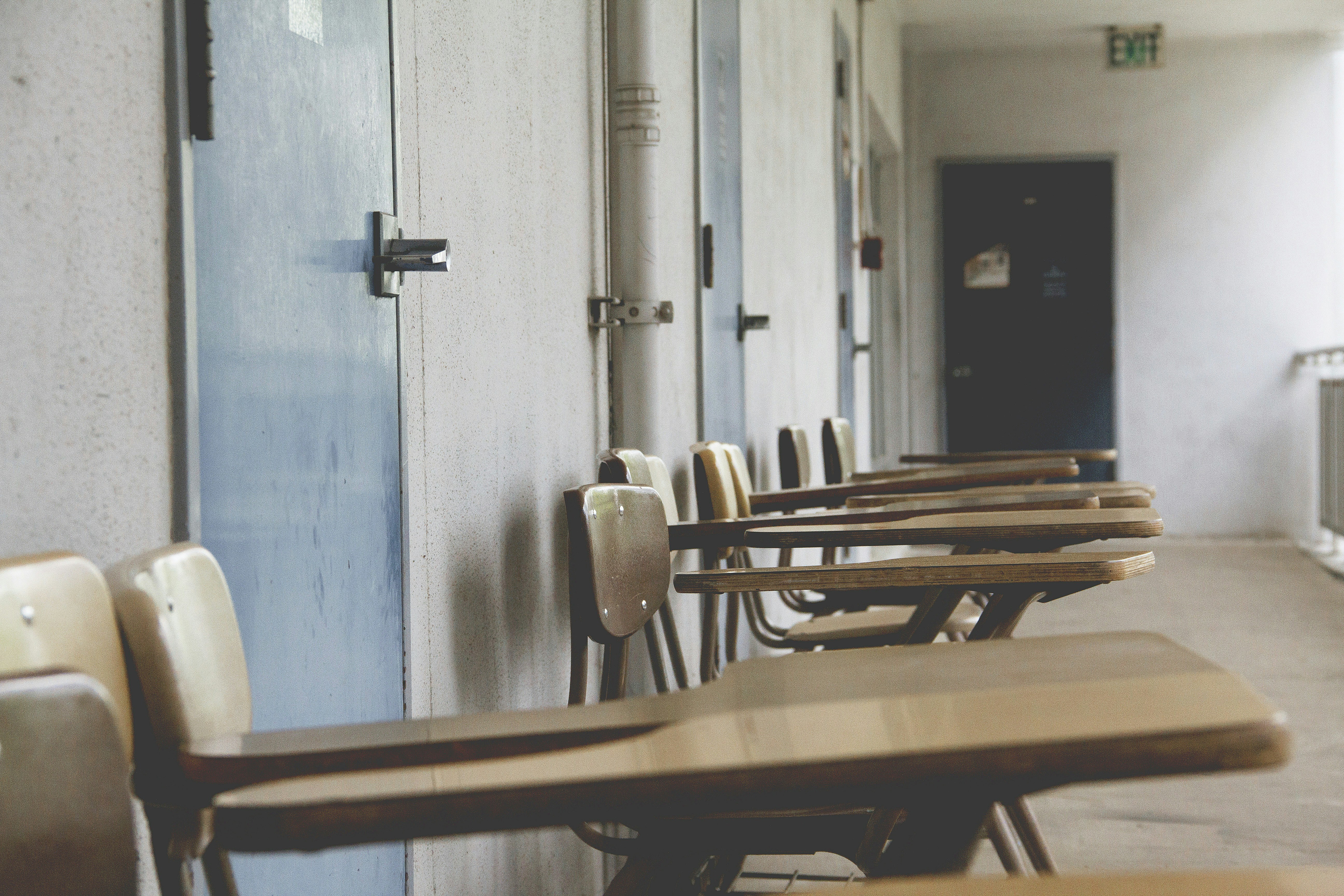 A row of chairs sitting next to each other in a room