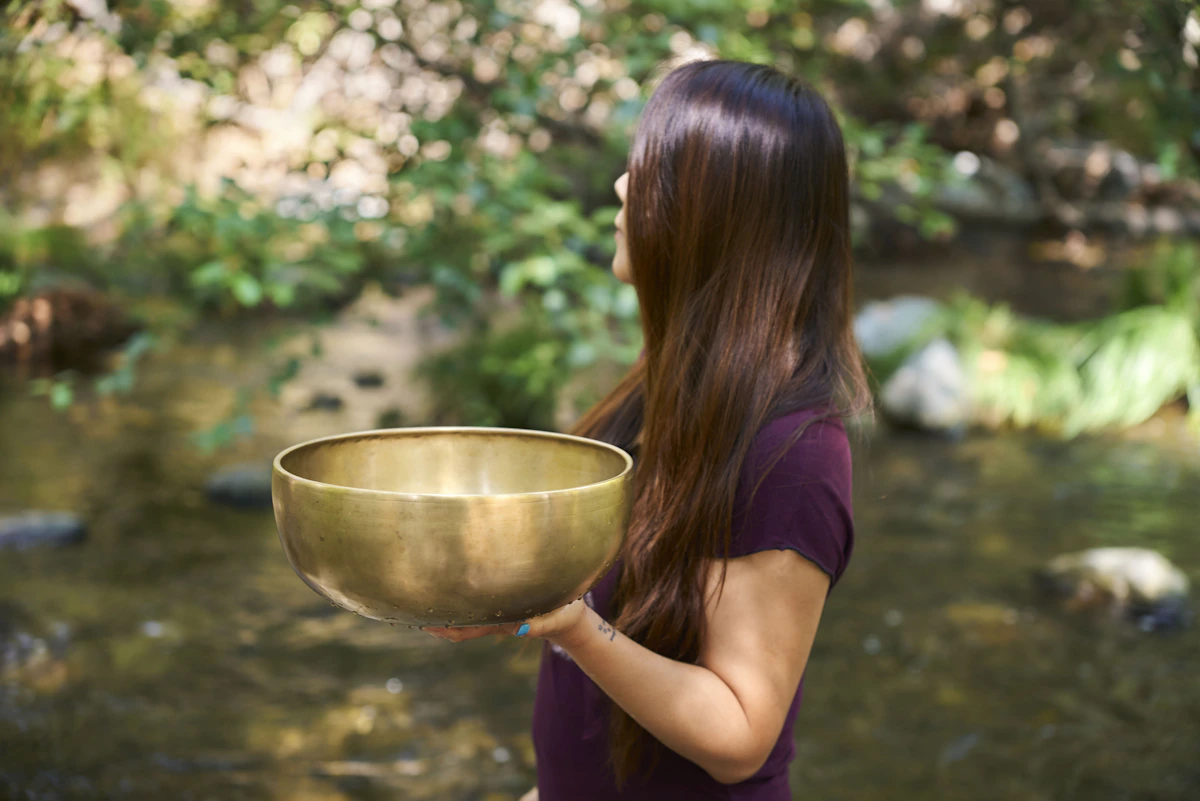 Meditatief moment met klankschaal als symbool voor rust en spirituele afstemming