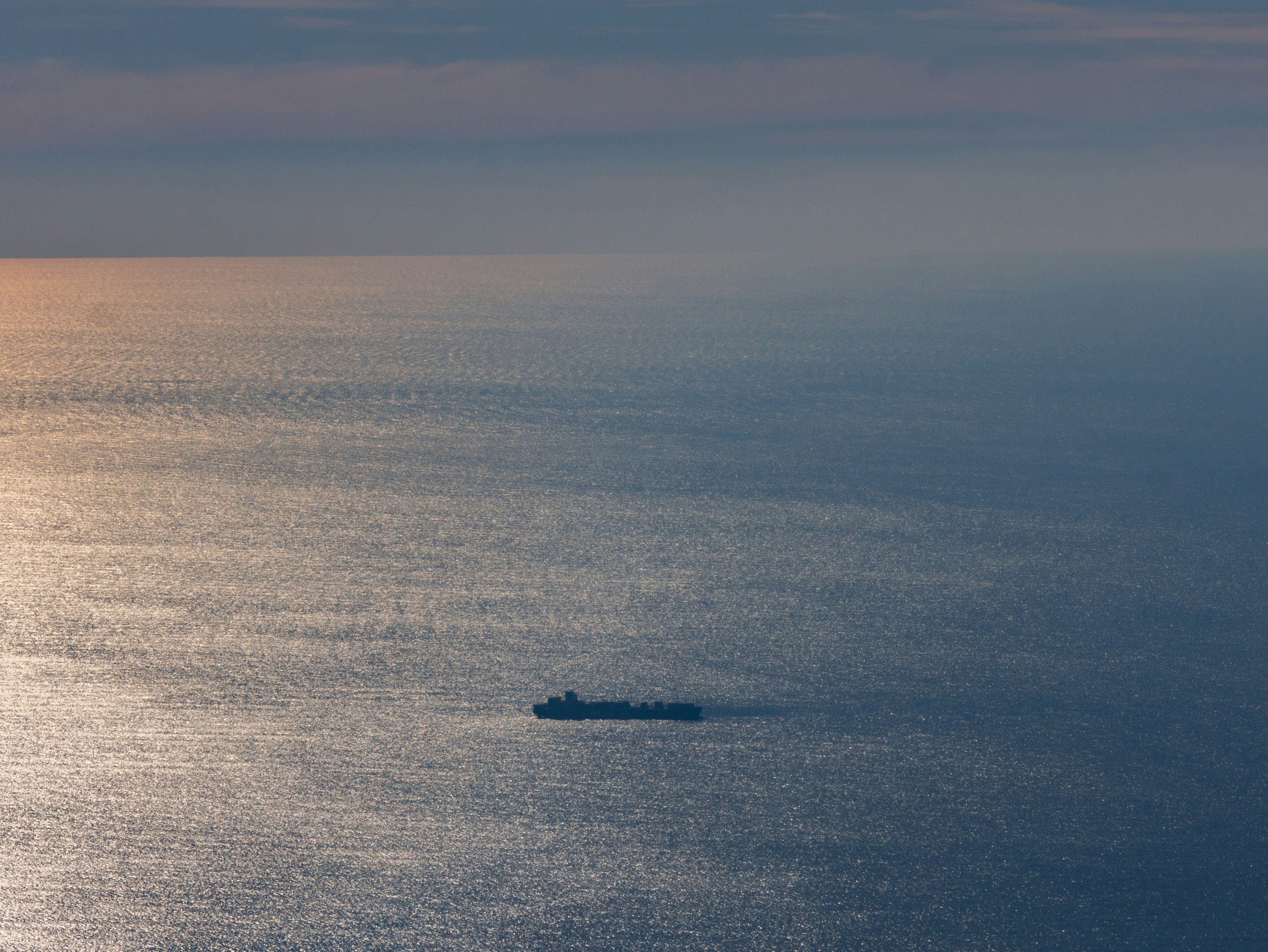 大きな水域の真ん中に浮かぶ小さなボート