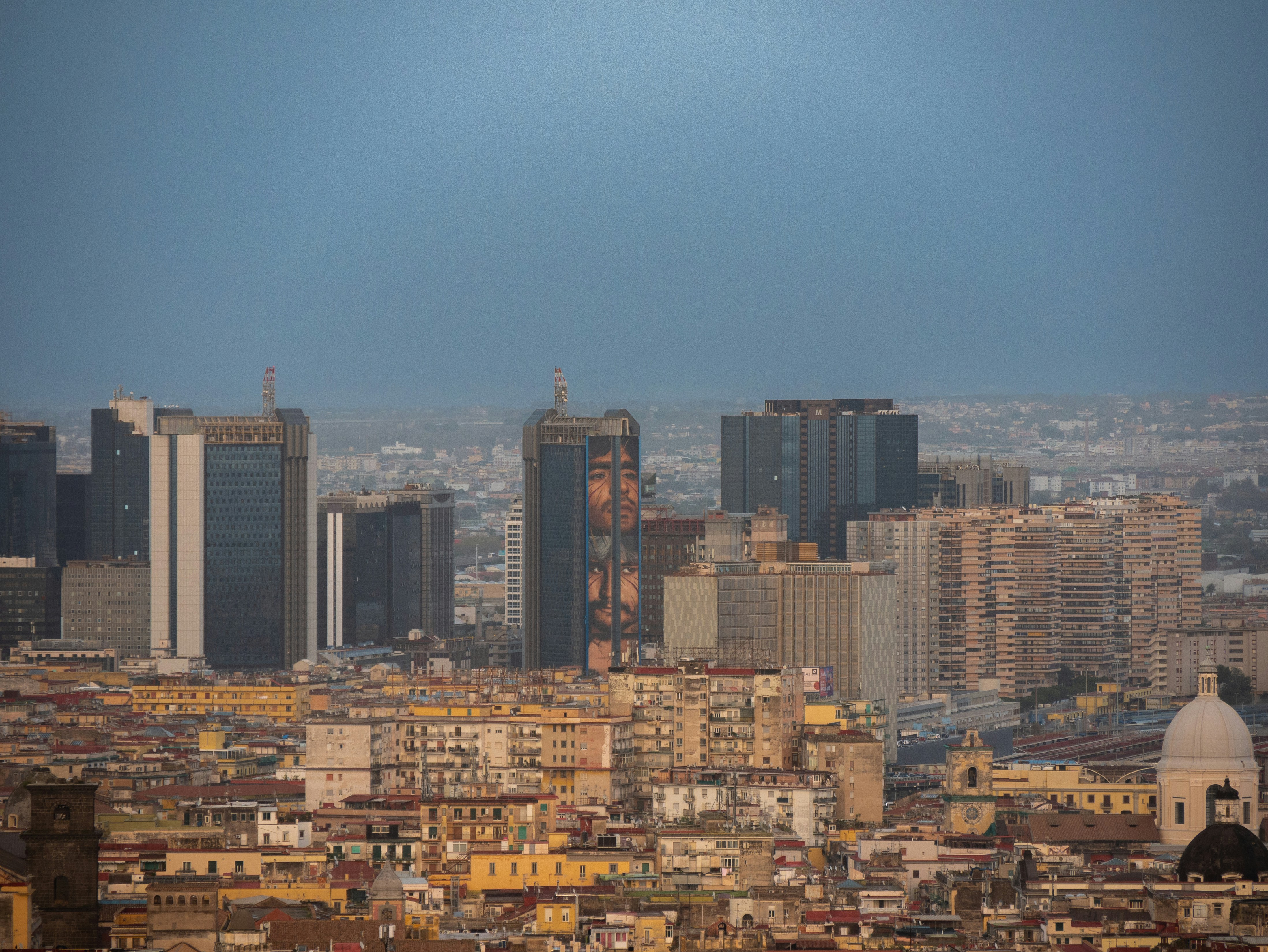高層ビルが立ち並ぶ街の様子
