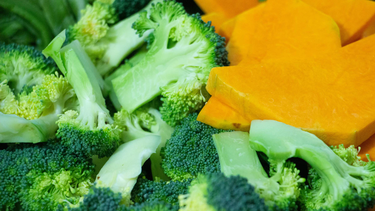 Prato com brócolis e cenoura em close, lembrando metade do prato de vegetais e fibras solúveis e insolúveis