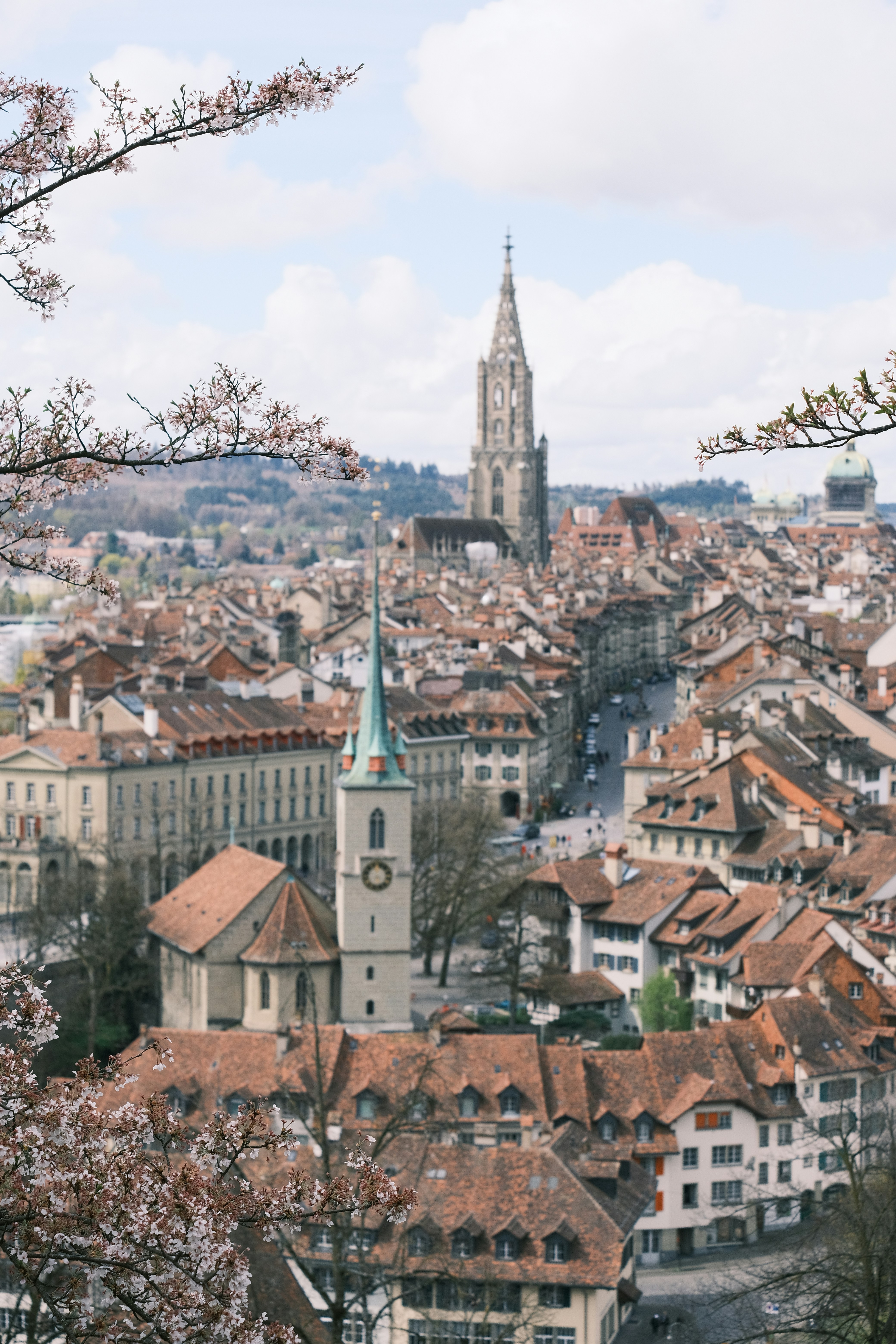 Una vista de una ciudad con una torre de reloj