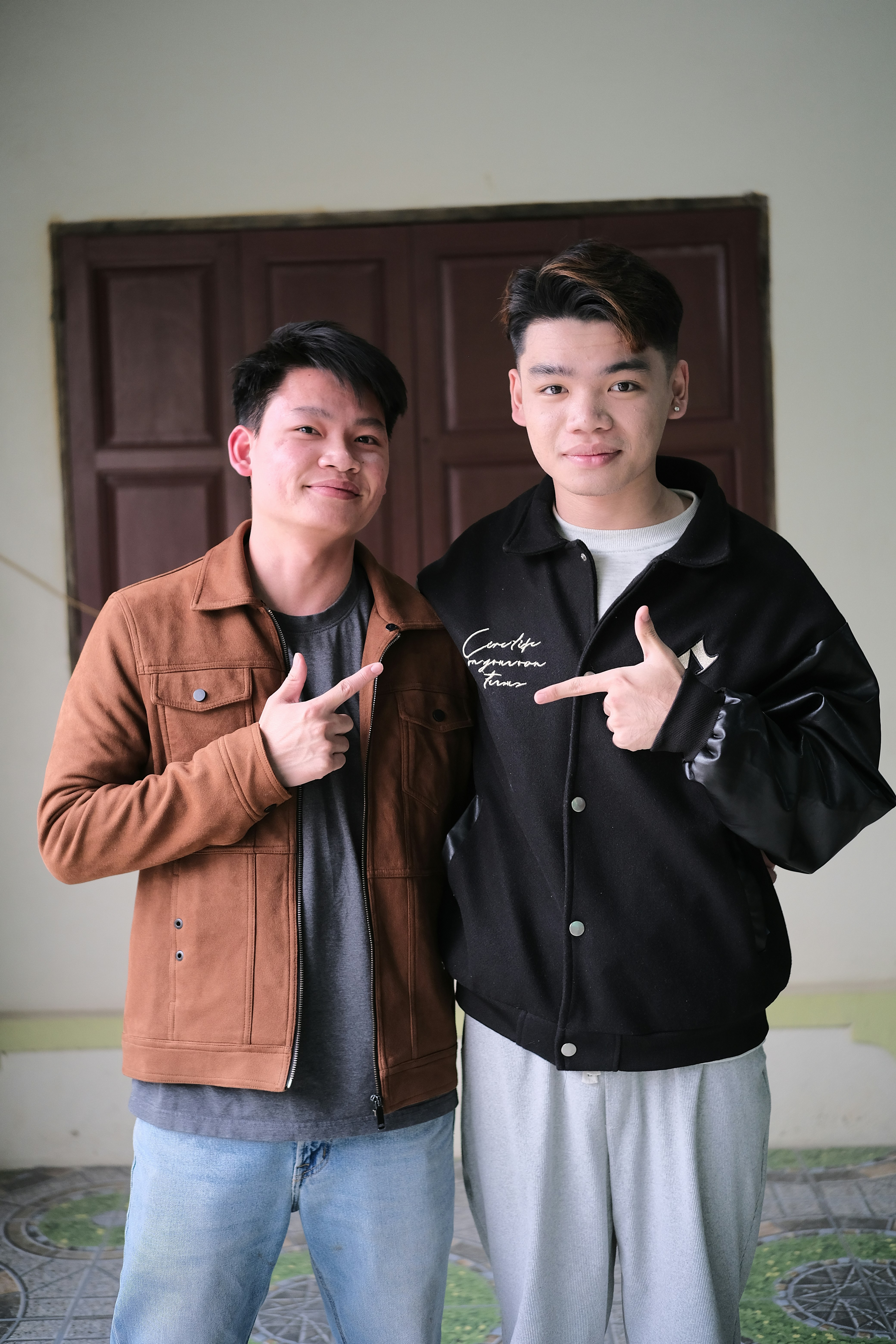 Beberapa pria berdiri bersebelahan
