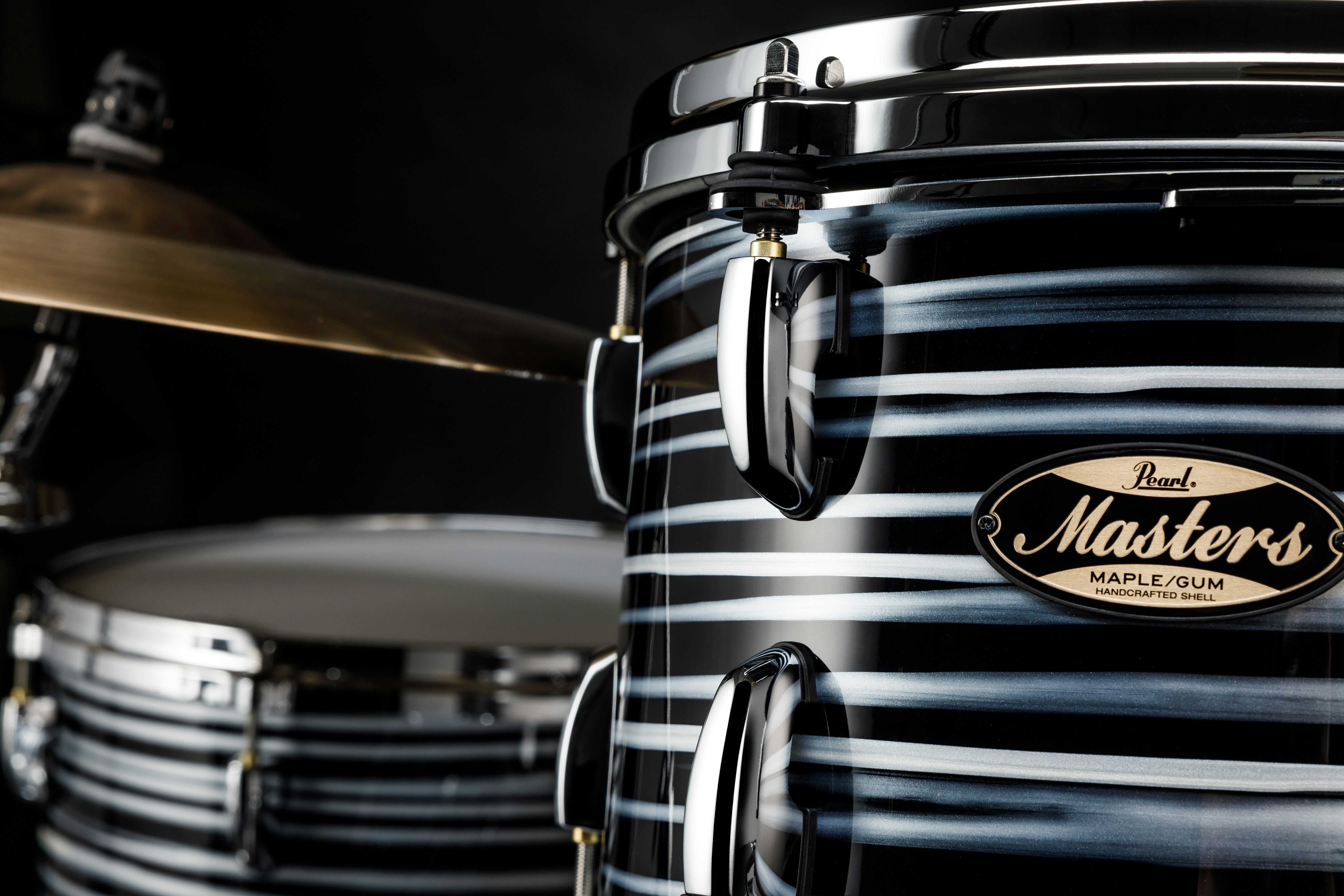 Um close up de um conjunto de bateria preto e branco