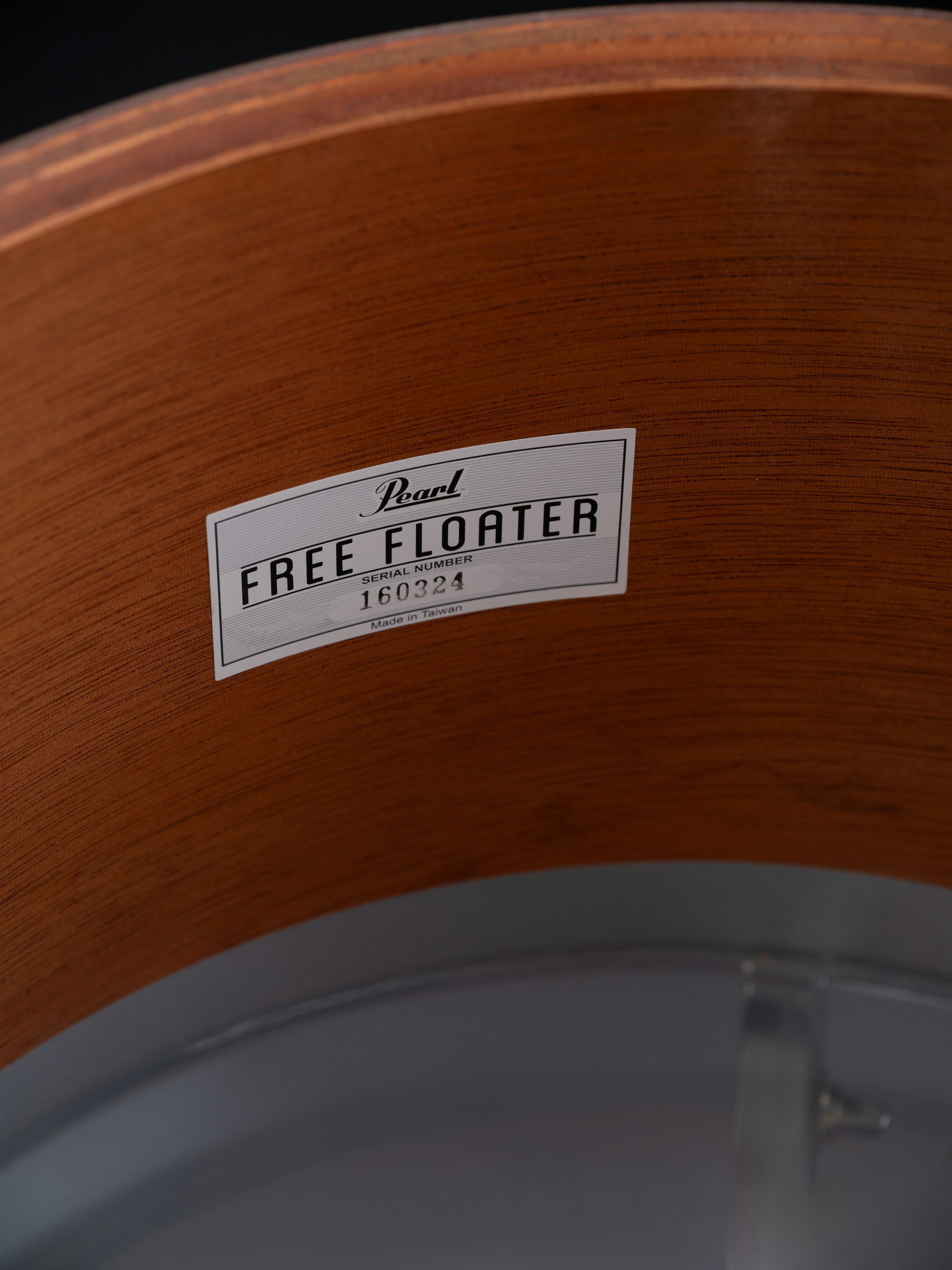 Ein Free-Floater-Etikett auf einem Holzsitz