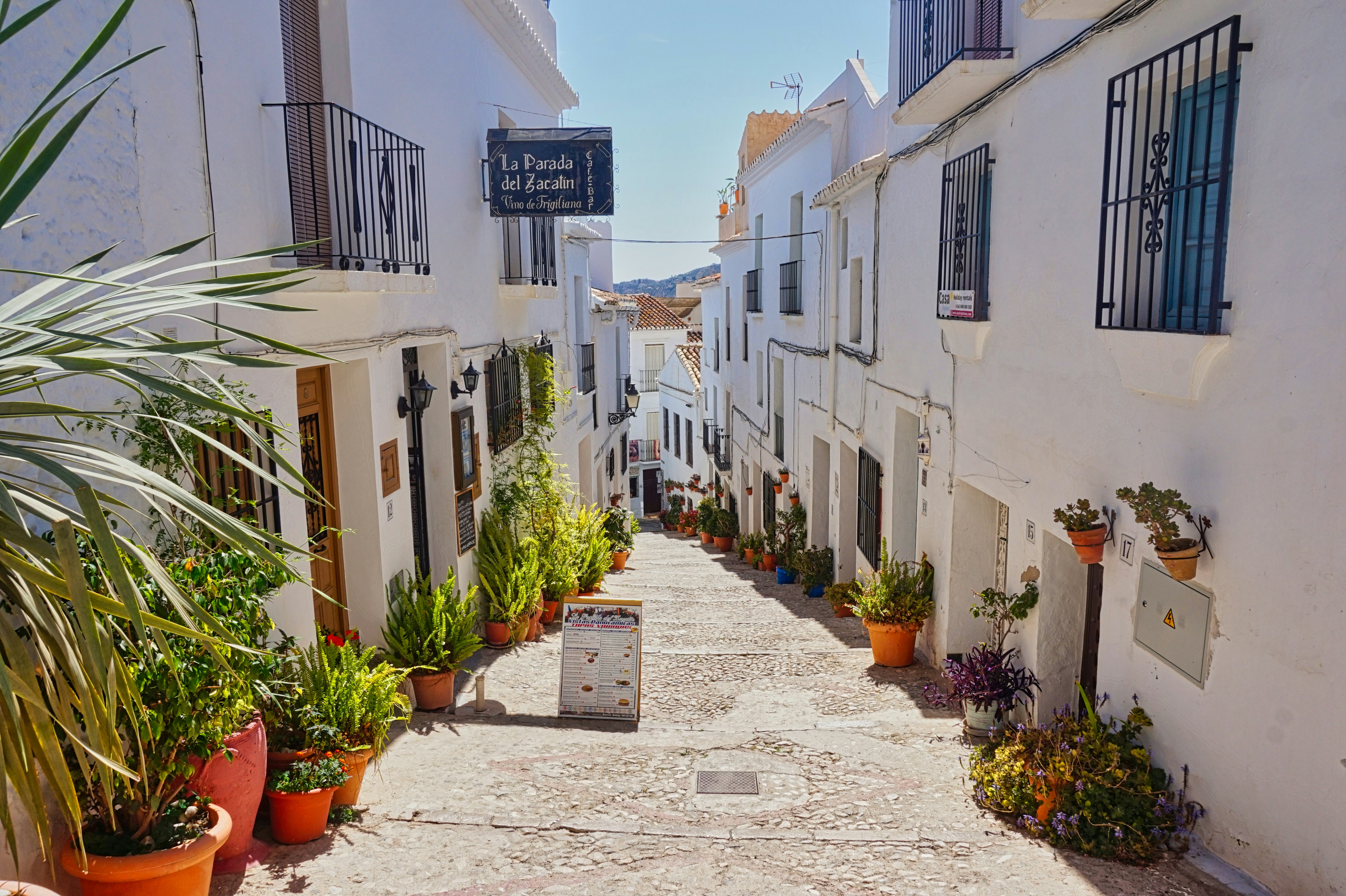 Photo by chris_worldonabudget