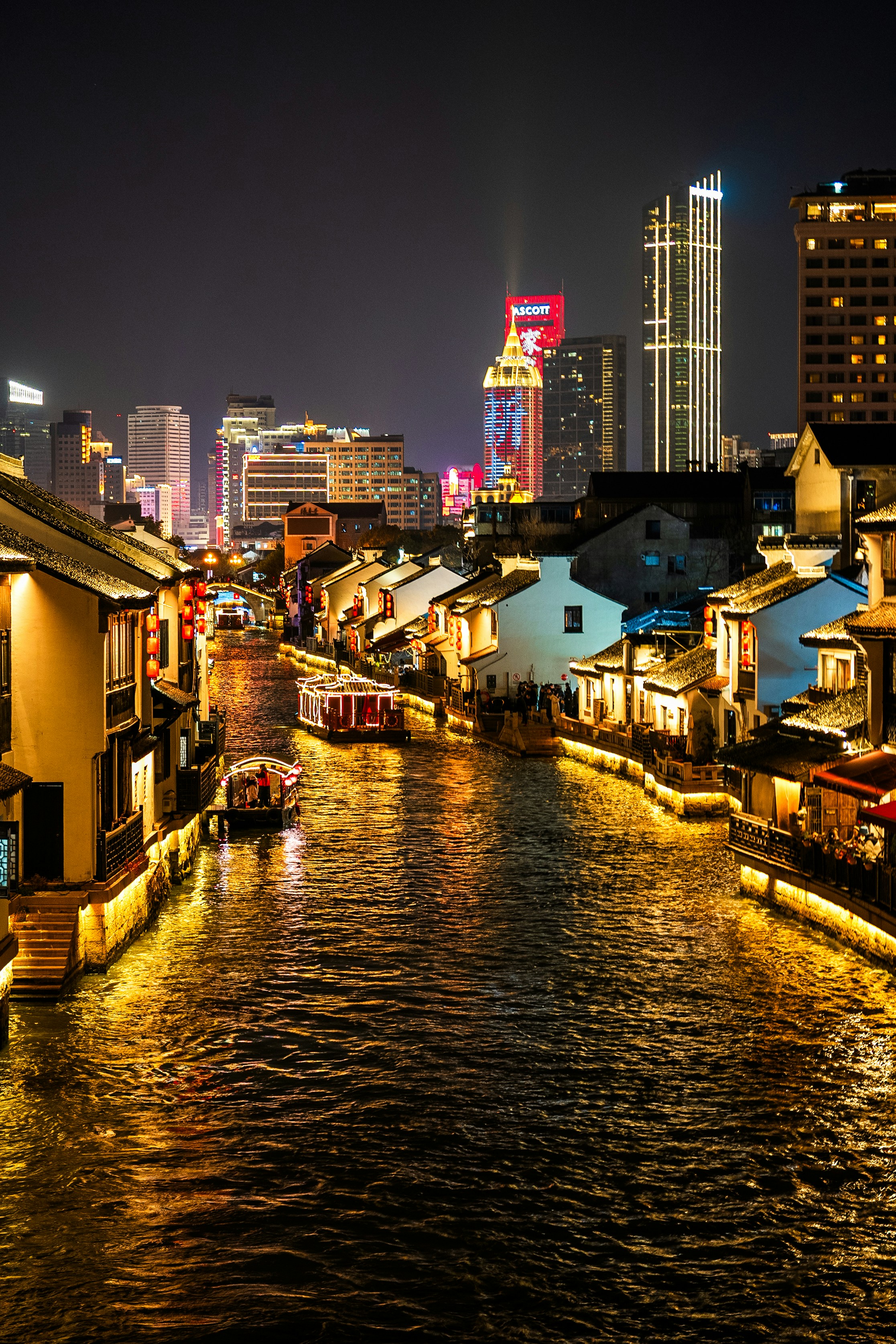 高層ビルの隣の街を流れる川