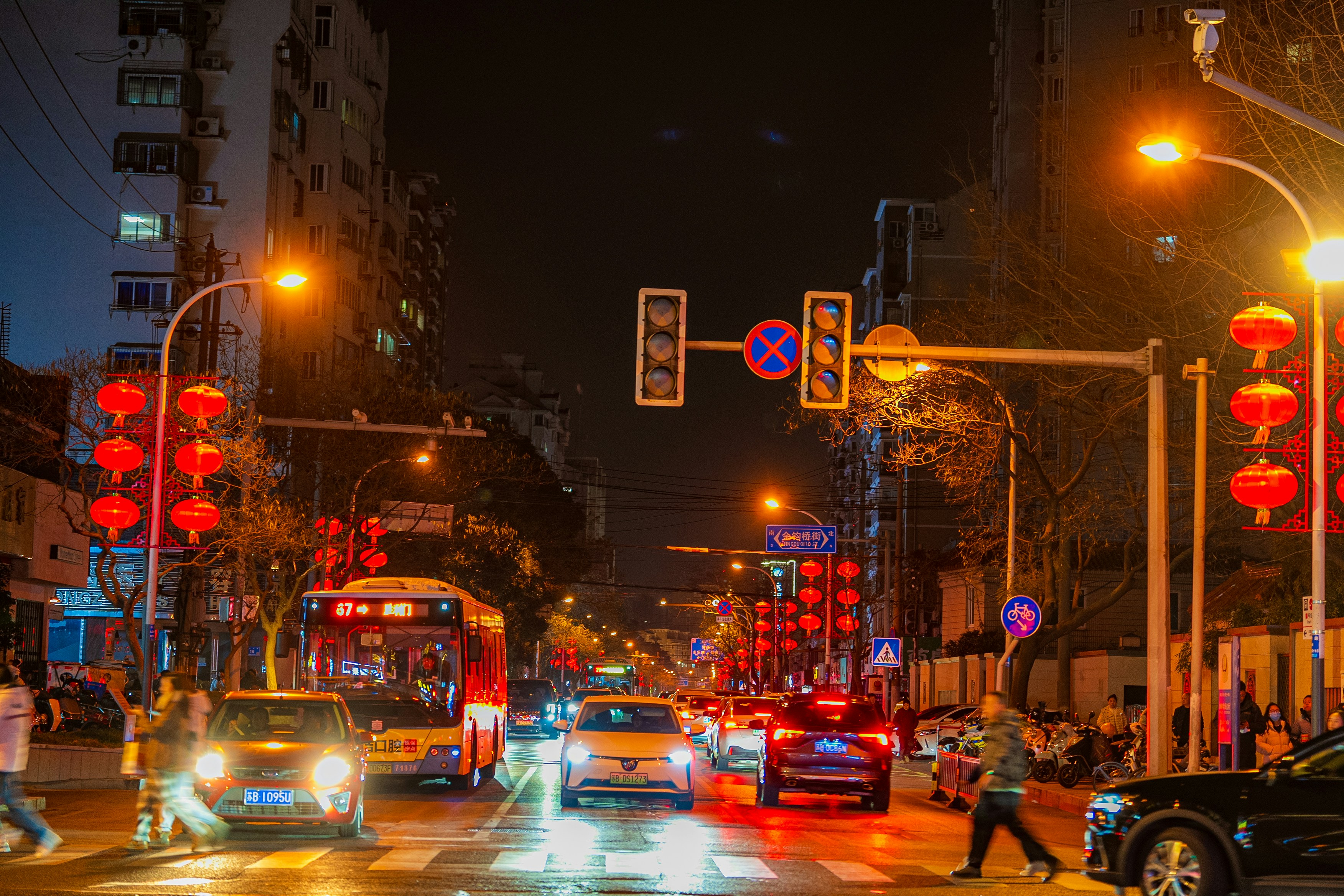 夜は交通量の多い街並み