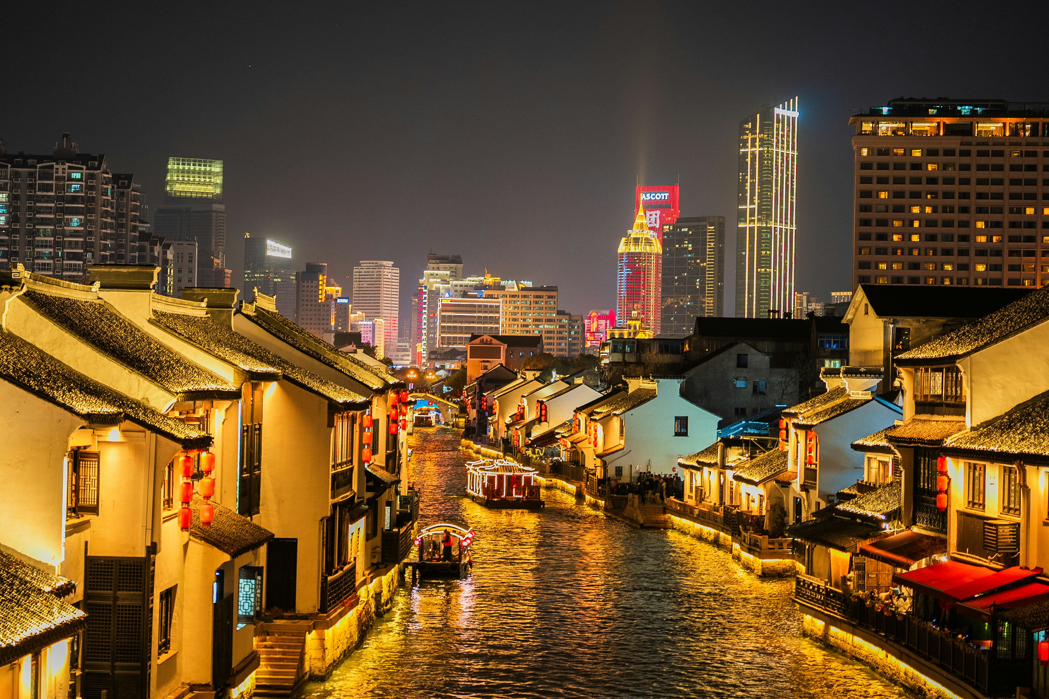 高層ビルの隣の街を流れる川