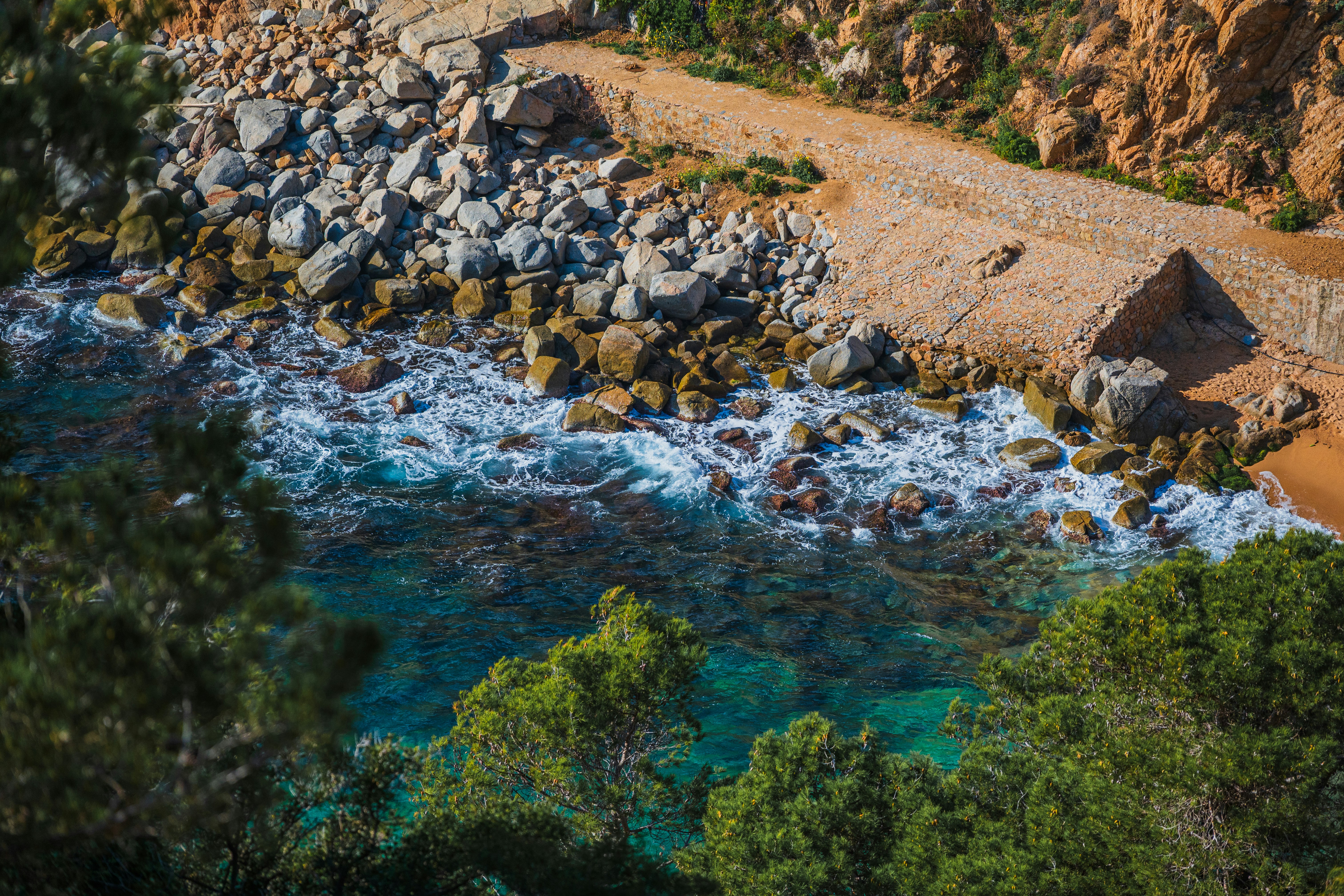 Una vista aérea de una playa rocosa y agua foto – Imagen de Naturaleza ...