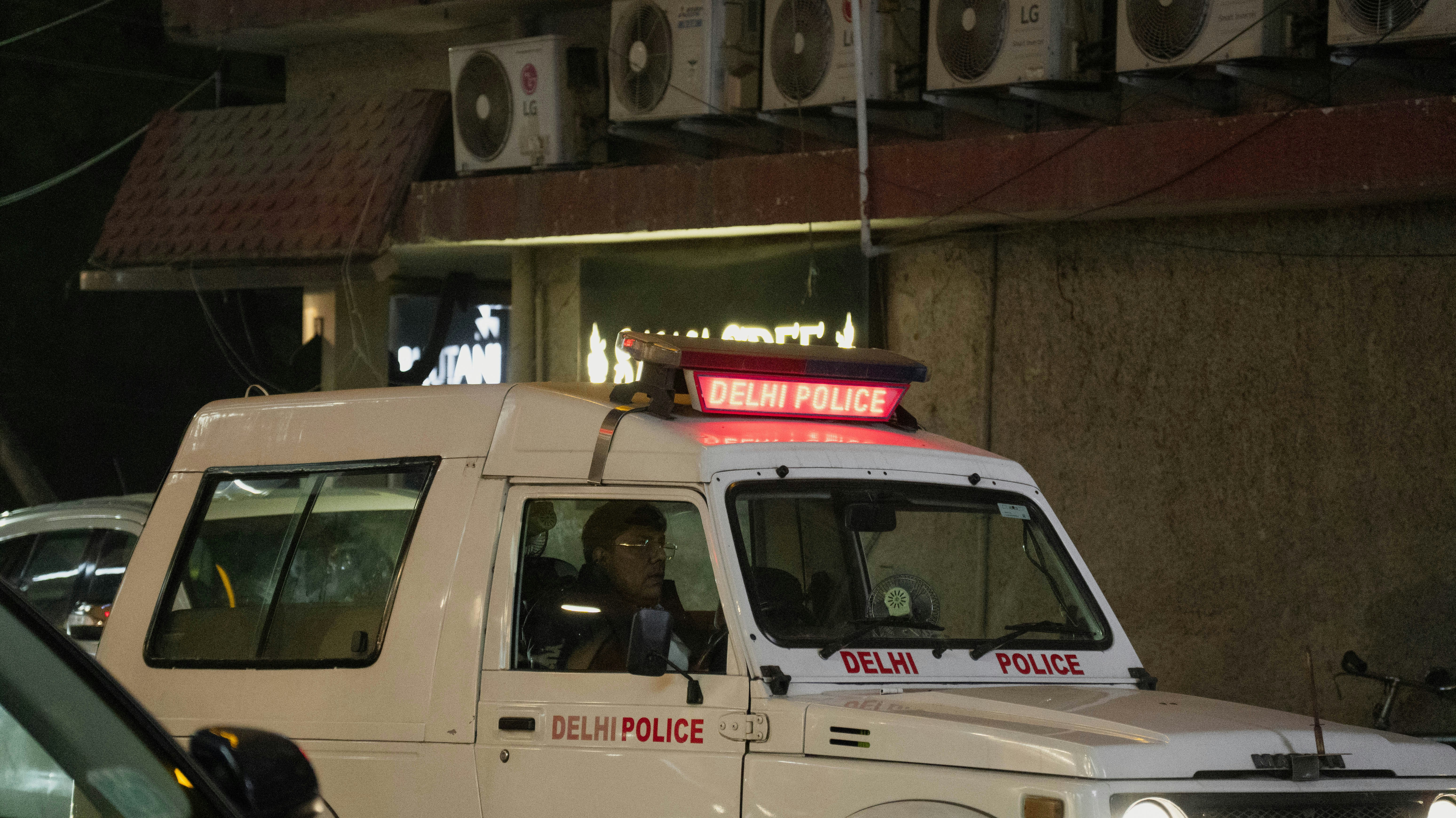 एक चिंतित महिला अपने फोन पर किसी डिलीवरी ऐप को देख रही है, जिसके चेहरे पर संदेह और भय के भाव हैं।