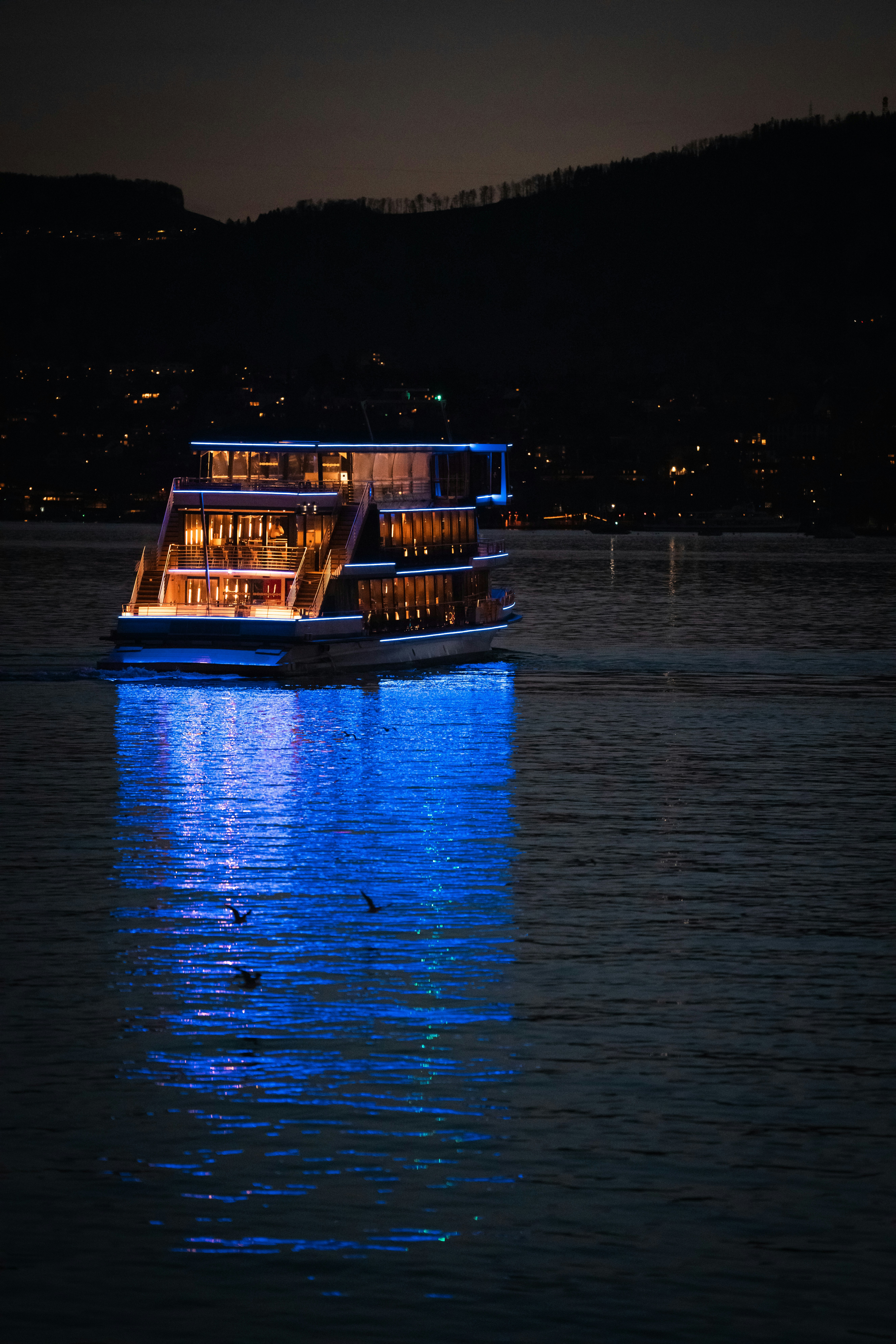 elegant boat night, wallpaper, Dinner Cruise Outfits: Stylish Ideas for Your Night 6