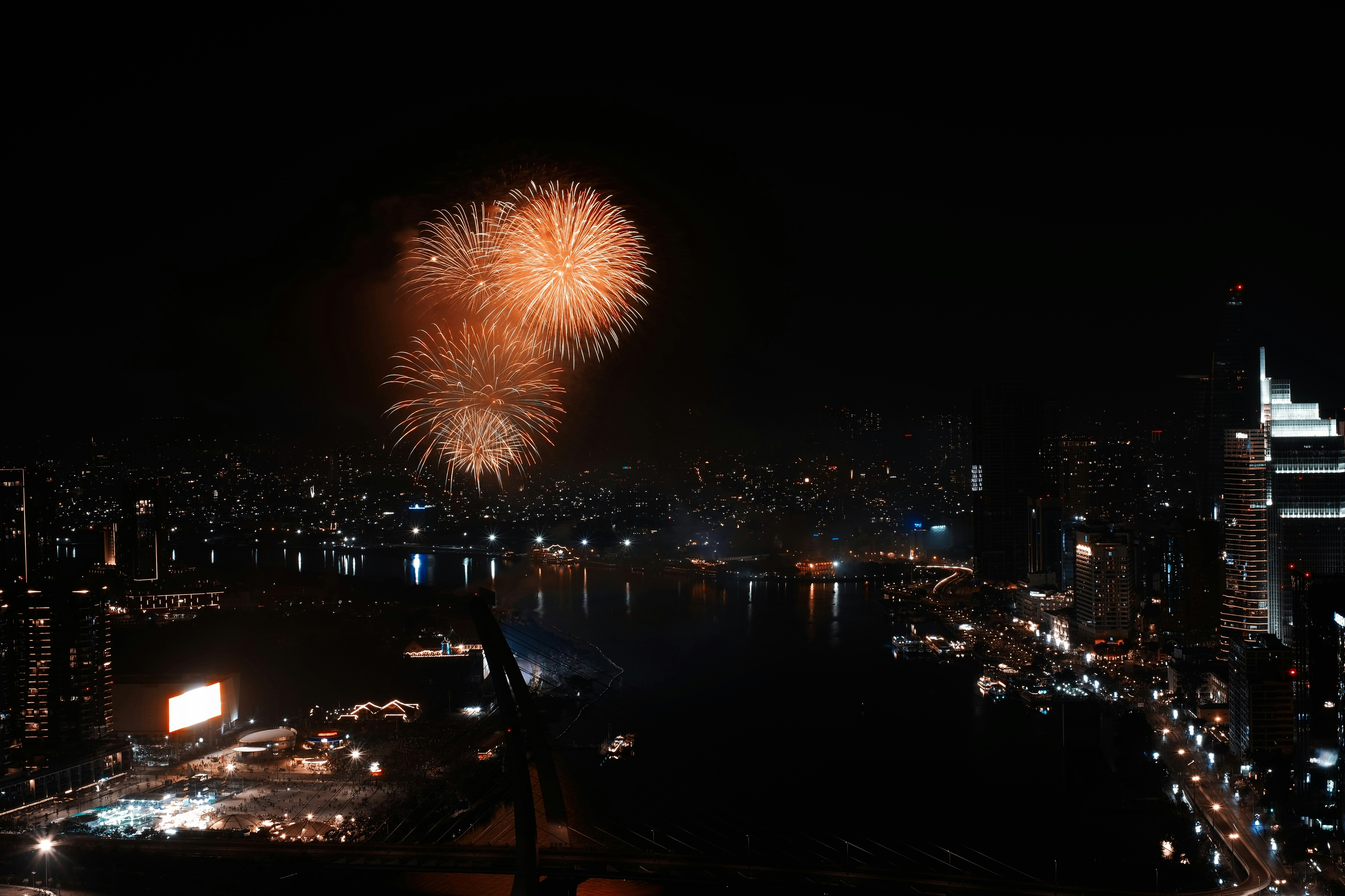 Un feu d’artifice au-dessus d’une ville la nuit