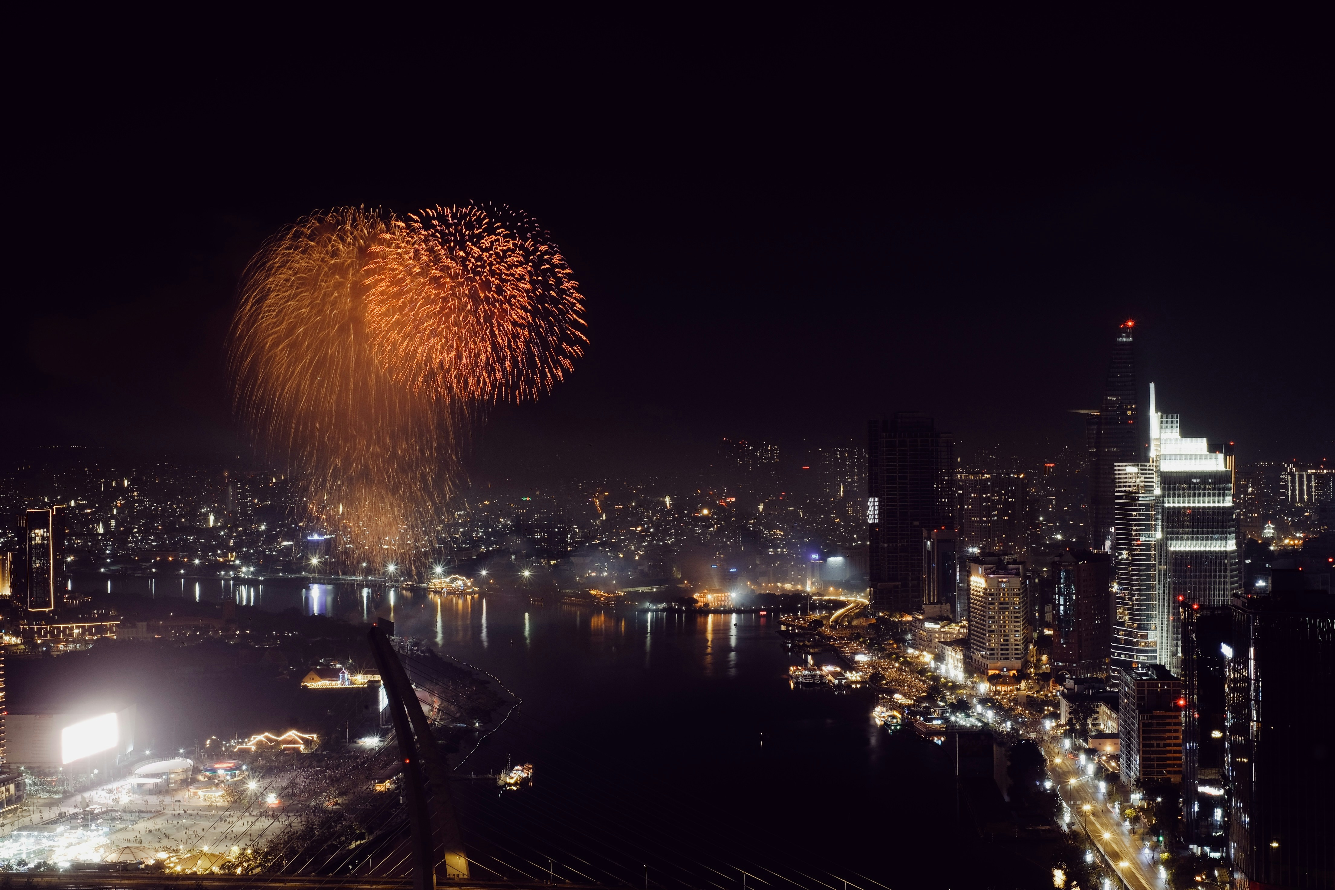 Des feux d’artifice illuminent le ciel nocturne au-dessus d’une ville