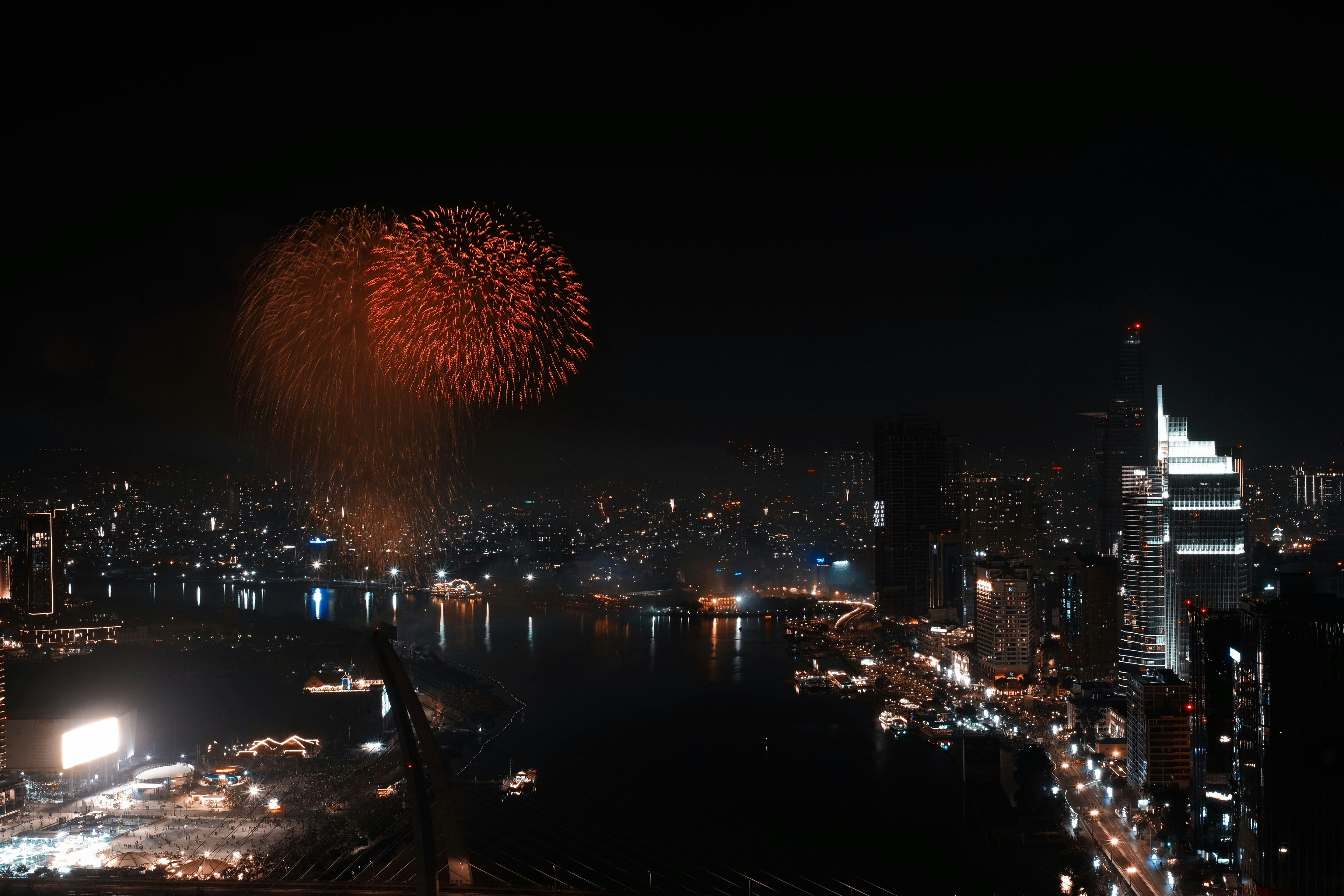 Des feux d’artifice illuminent le ciel nocturne au-dessus d’une ville