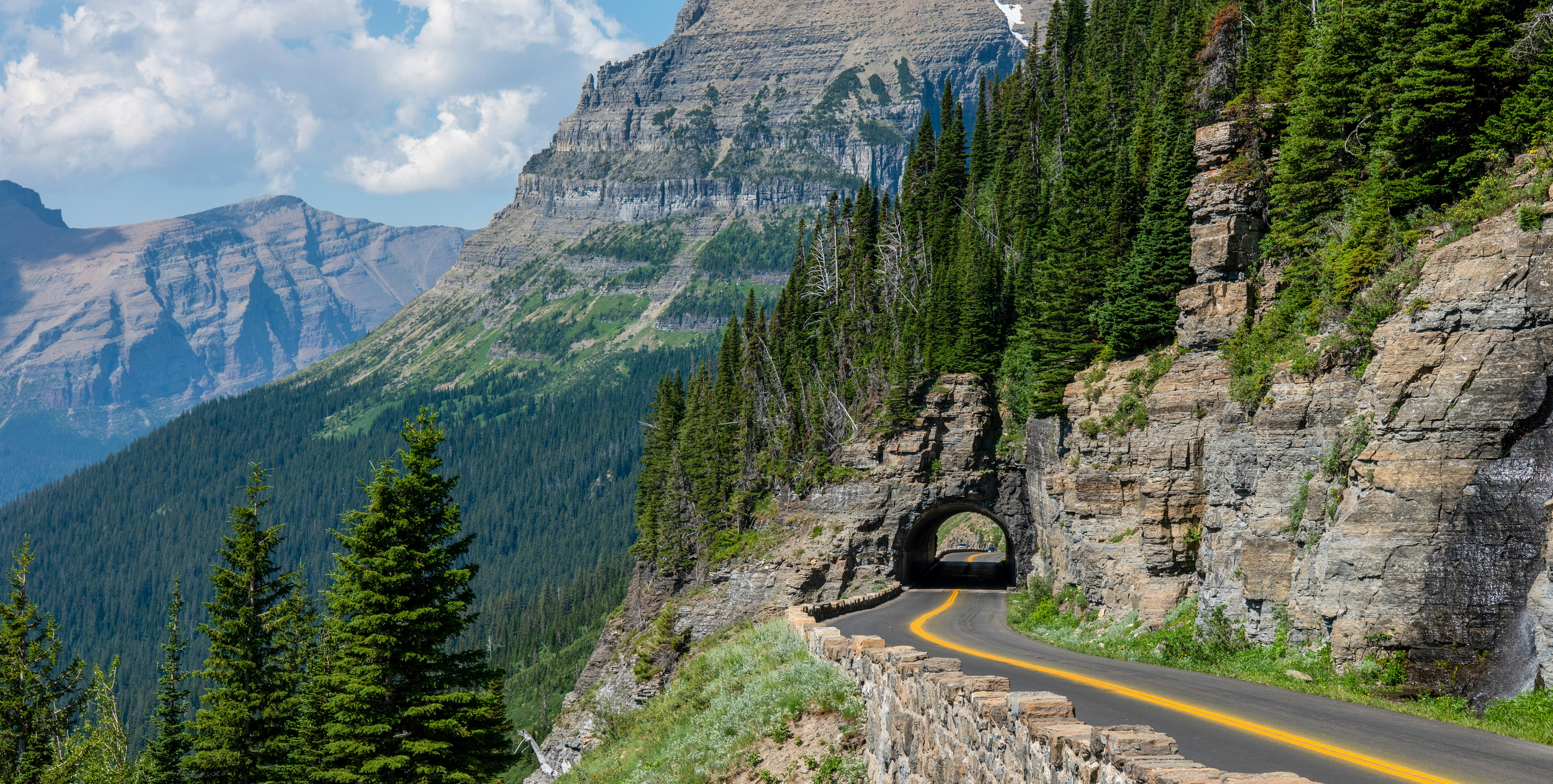 Una strada di montagna con un tunnel al centro