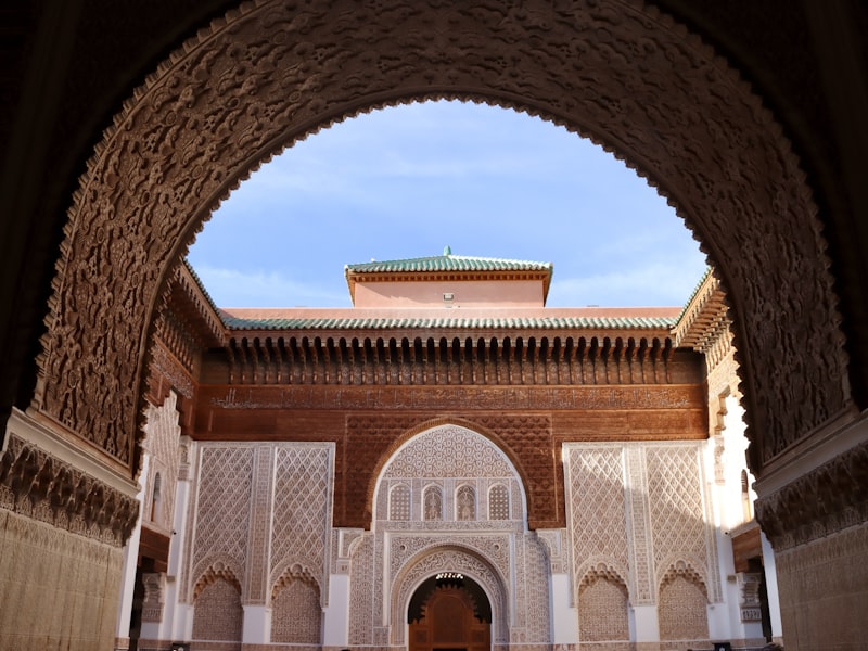 Puerta y torre del reloj en Marrakech